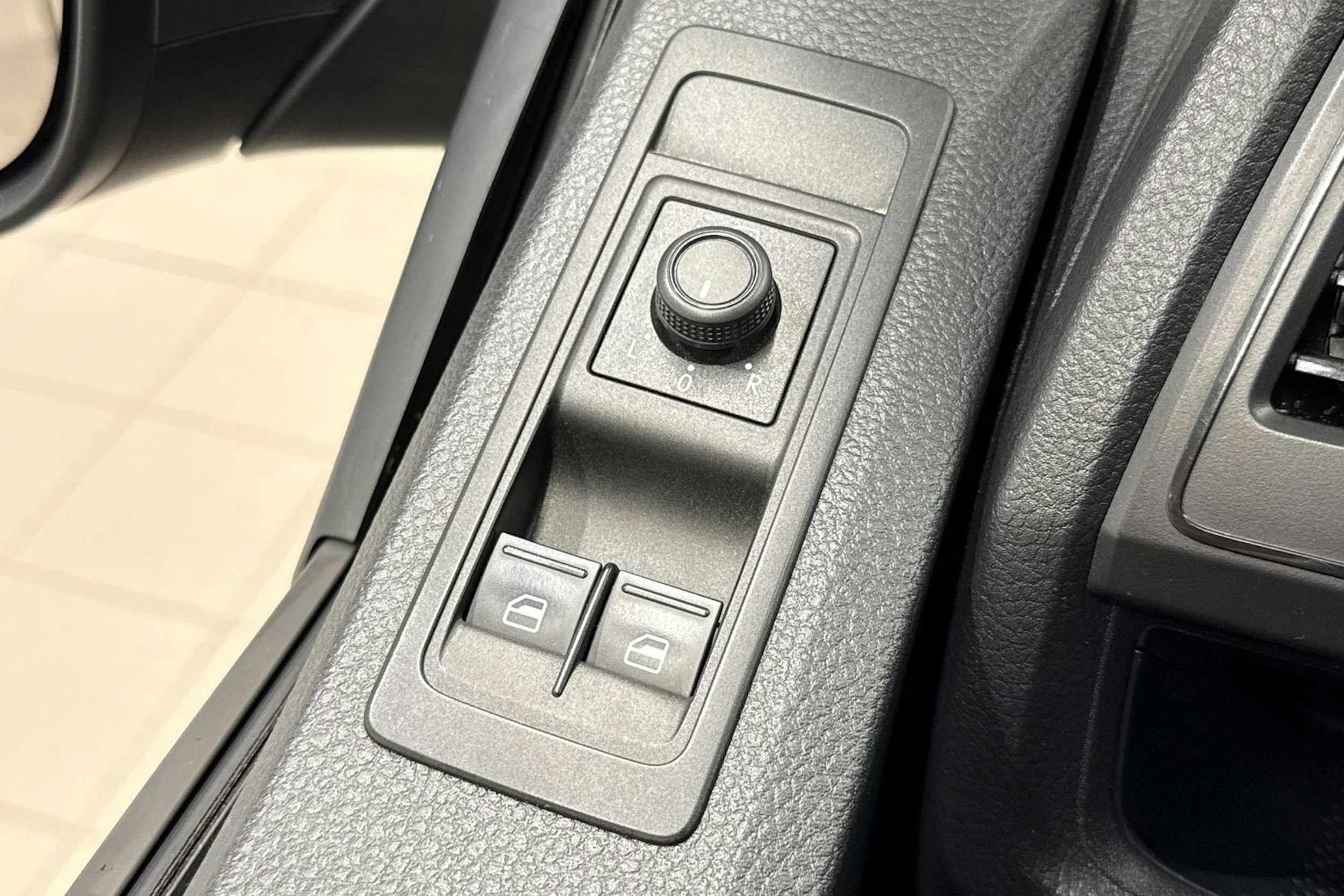 harmaa Volkswagen Transporter 2017 kuva 19.