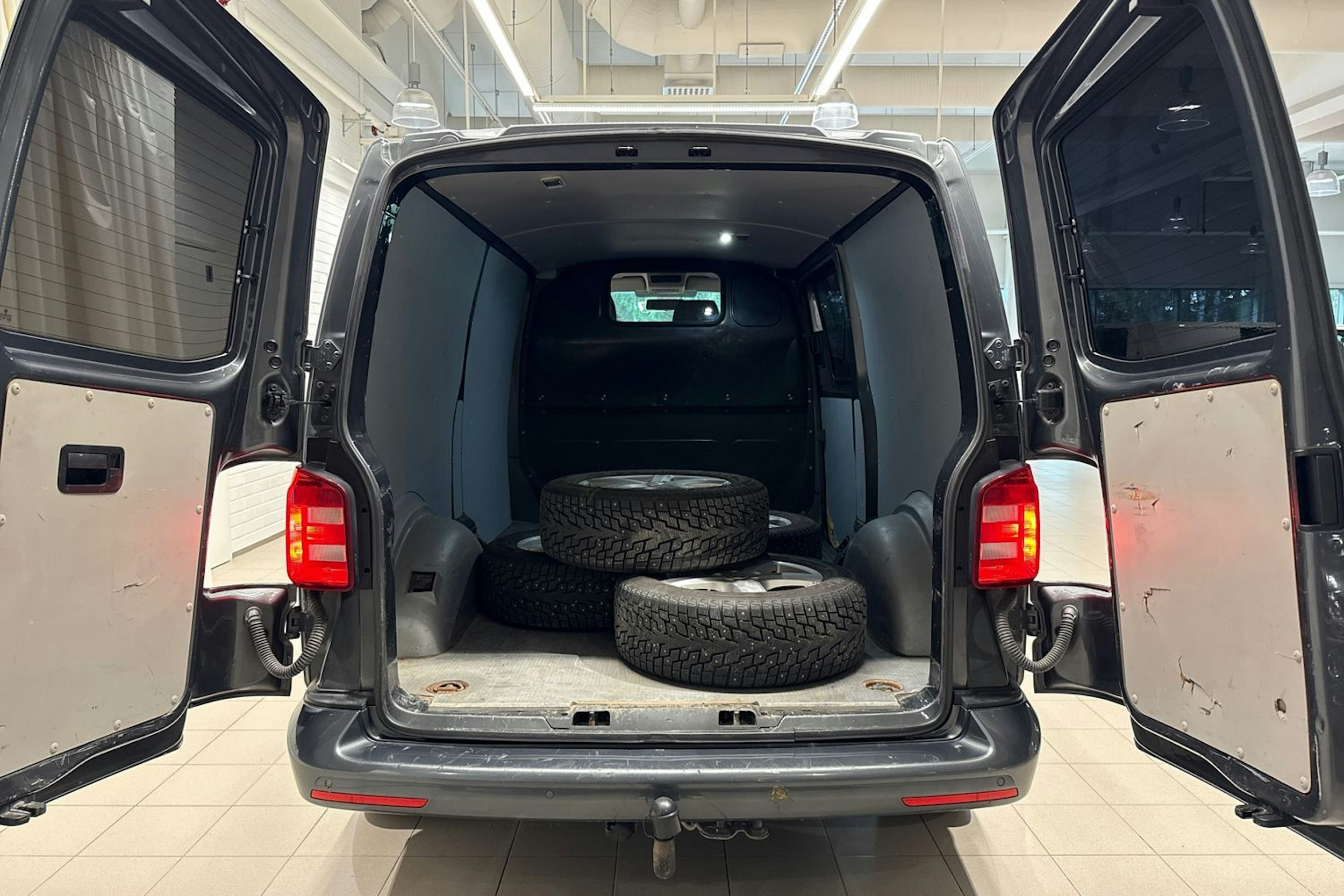 harmaa Volkswagen Transporter 2017 kuva 20.