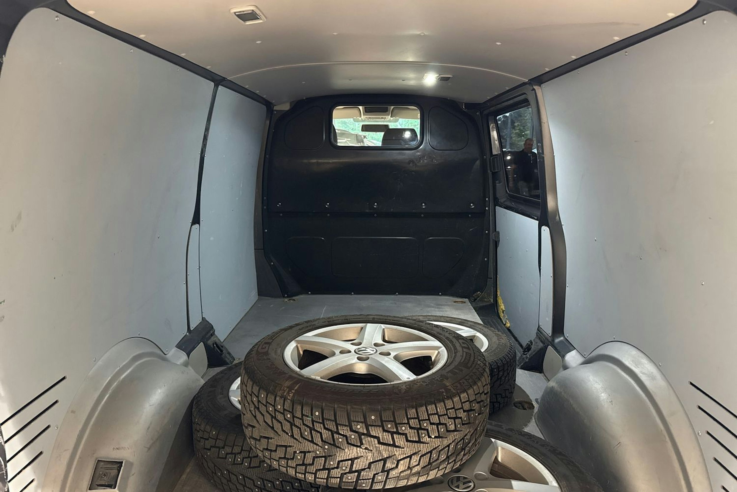 harmaa Volkswagen Transporter 2017 kuva 21.