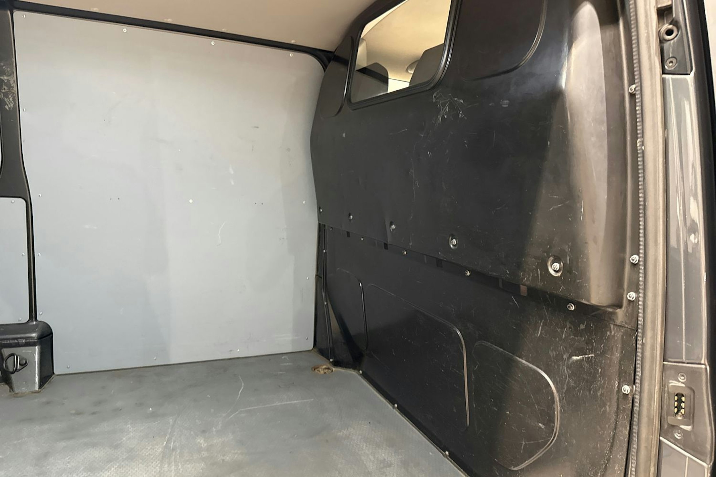 harmaa Volkswagen Transporter 2017 kuva 22.