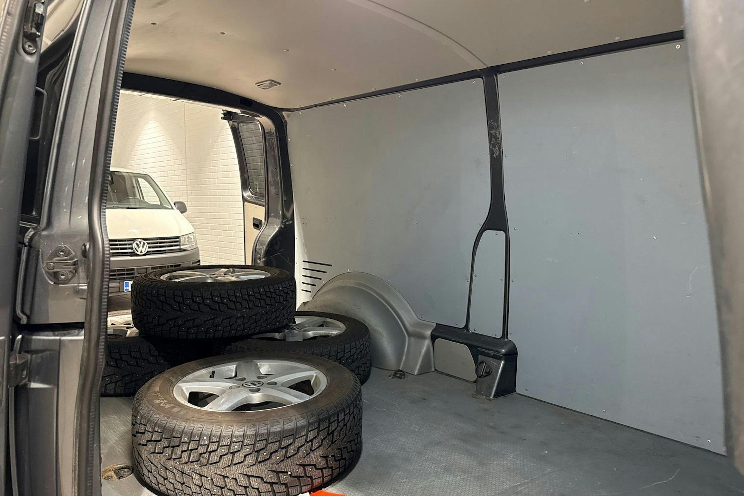 harmaa Volkswagen Transporter 2017 kuva 23.