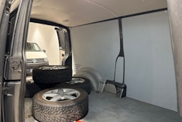 harmaa Volkswagen Transporter 2017 kuva 23.