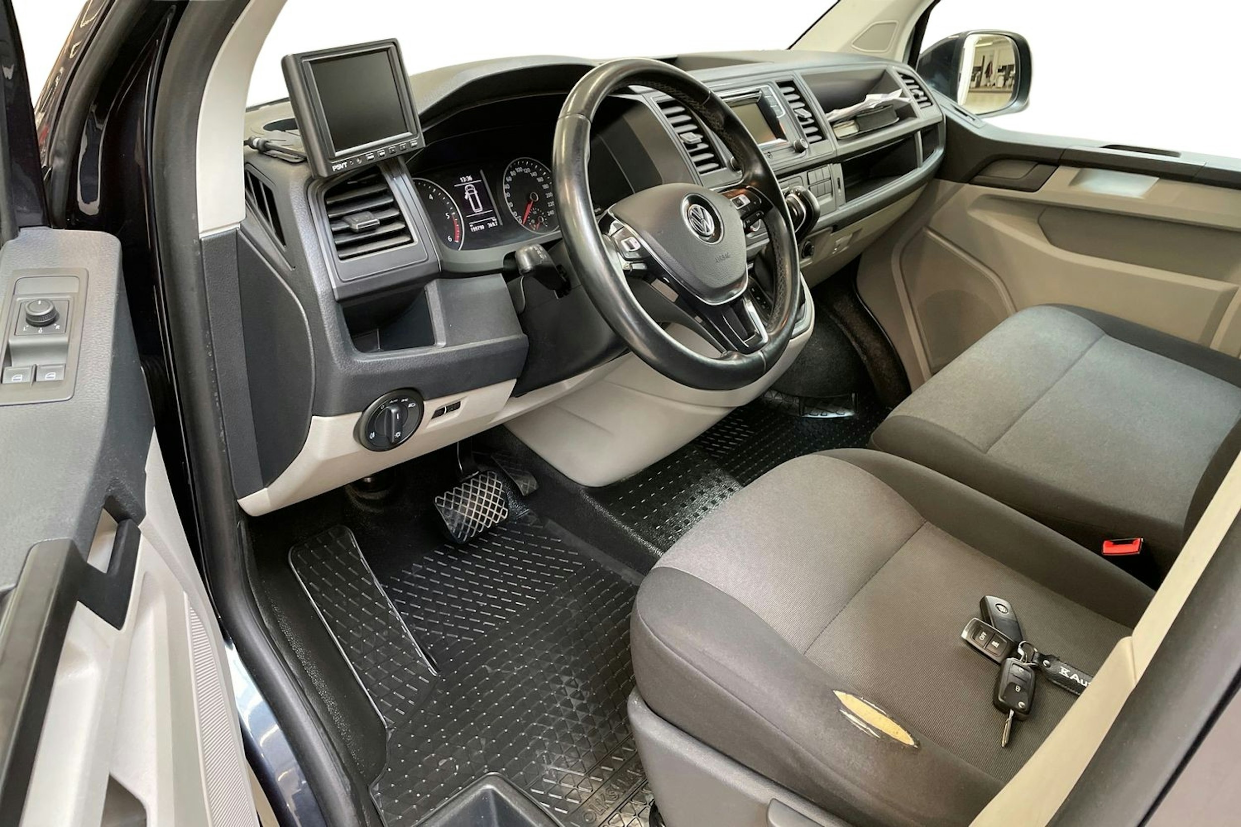 sininen Volkswagen Transporter 2017 kuva 7.