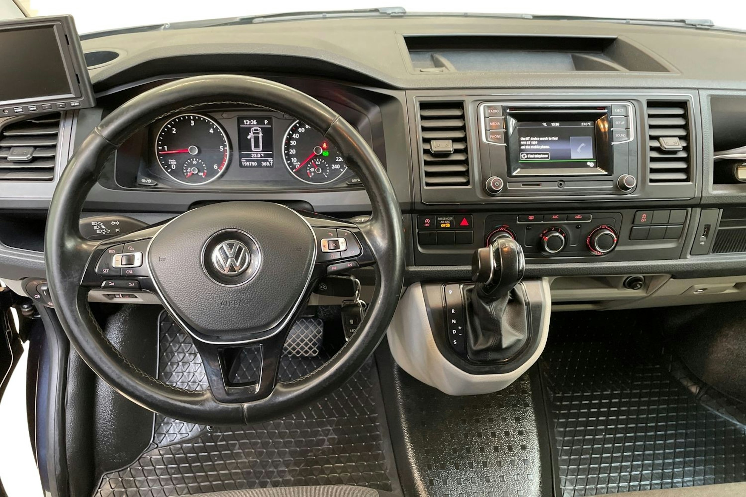 sininen Volkswagen Transporter 2017 kuva 9.