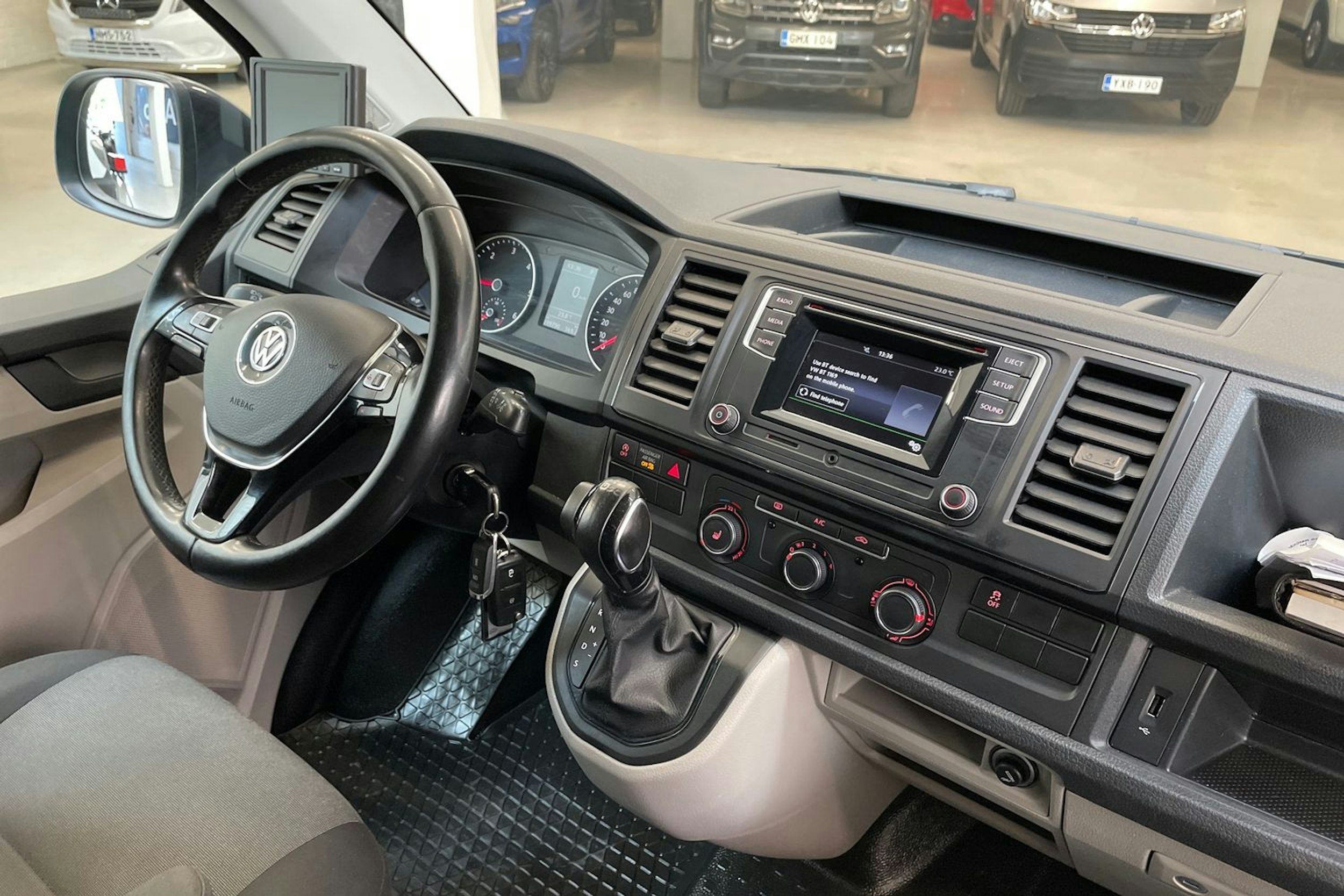 sininen Volkswagen Transporter 2017 kuva 13.
