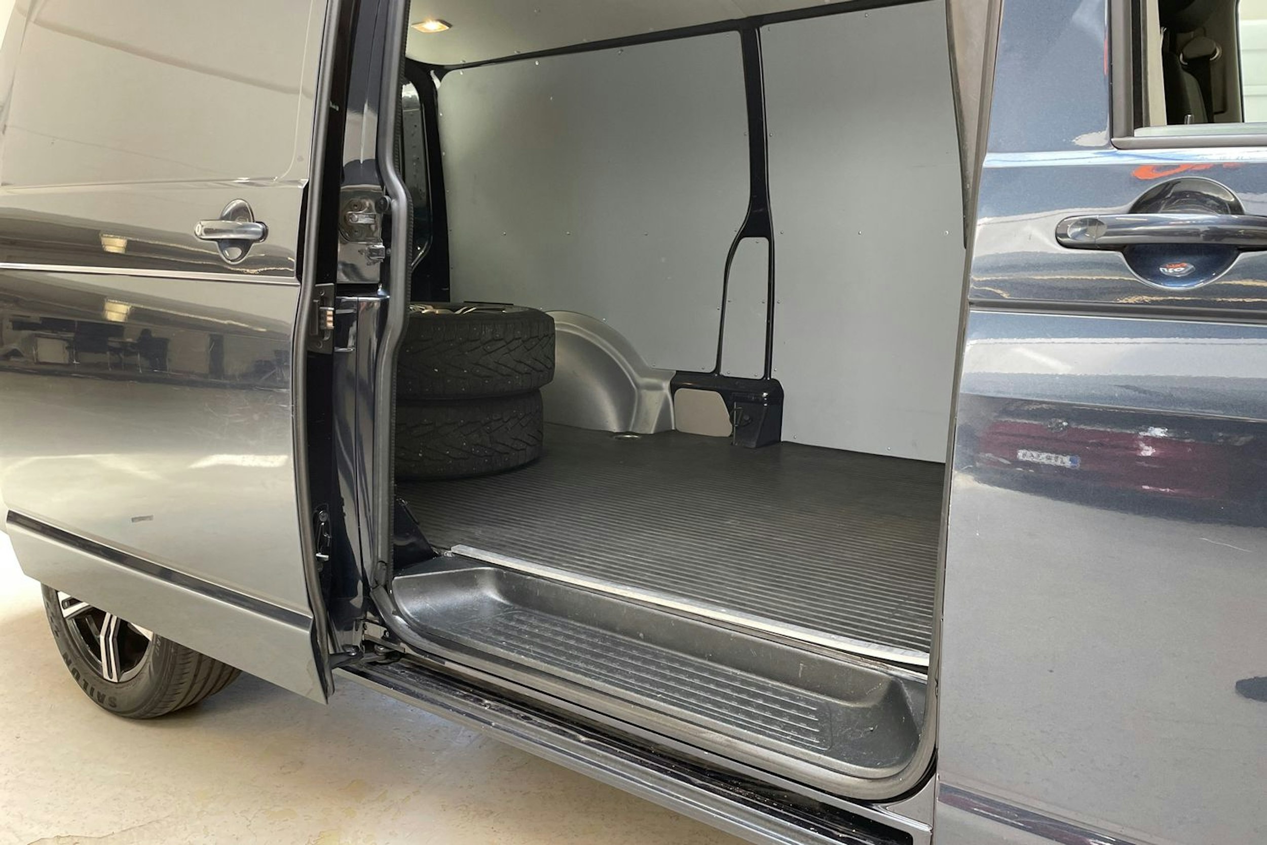 sininen Volkswagen Transporter 2017 kuva 17.