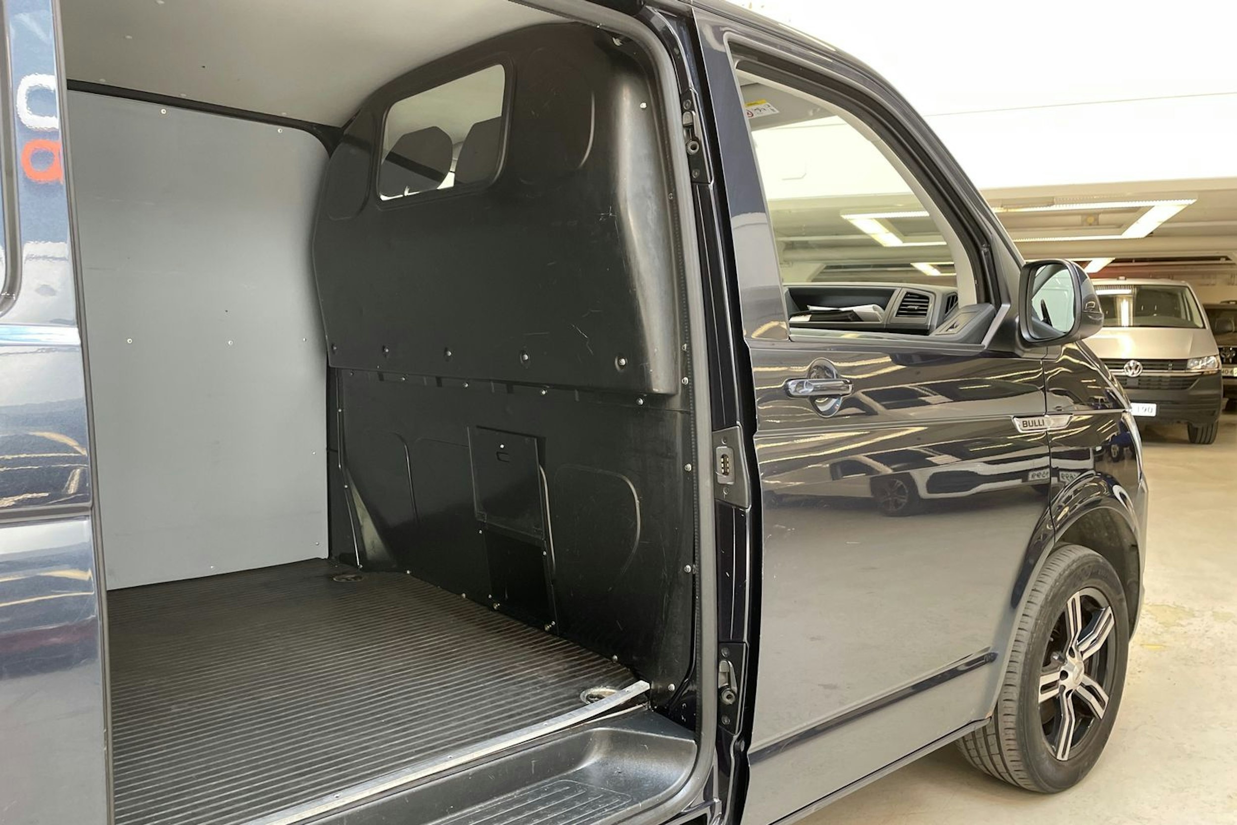 sininen Volkswagen Transporter 2017 kuva 18.