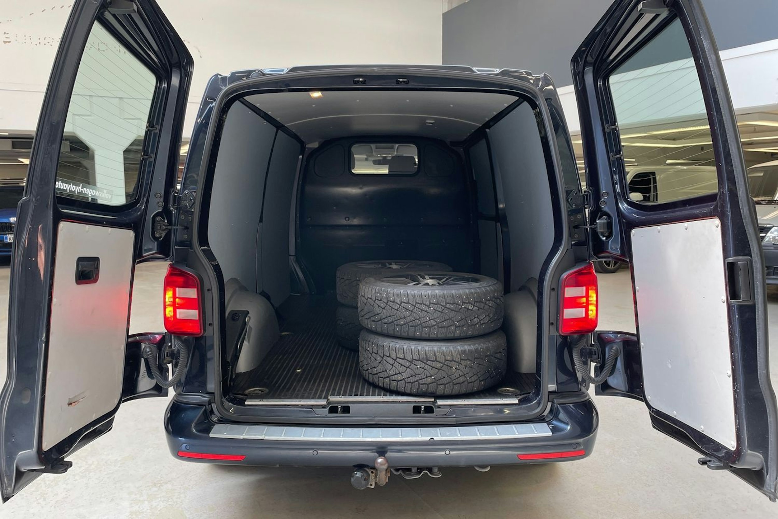 sininen Volkswagen Transporter 2017 kuva 21.