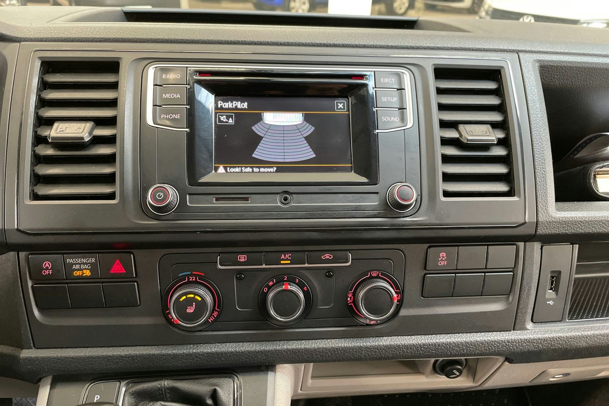sininen Volkswagen Transporter 2017 kuva 28.