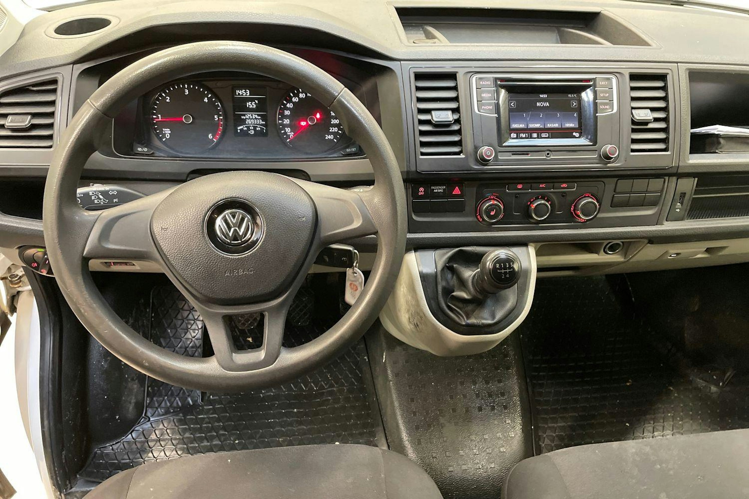 valkoinen Volkswagen Transporter 2017 kuva 7.