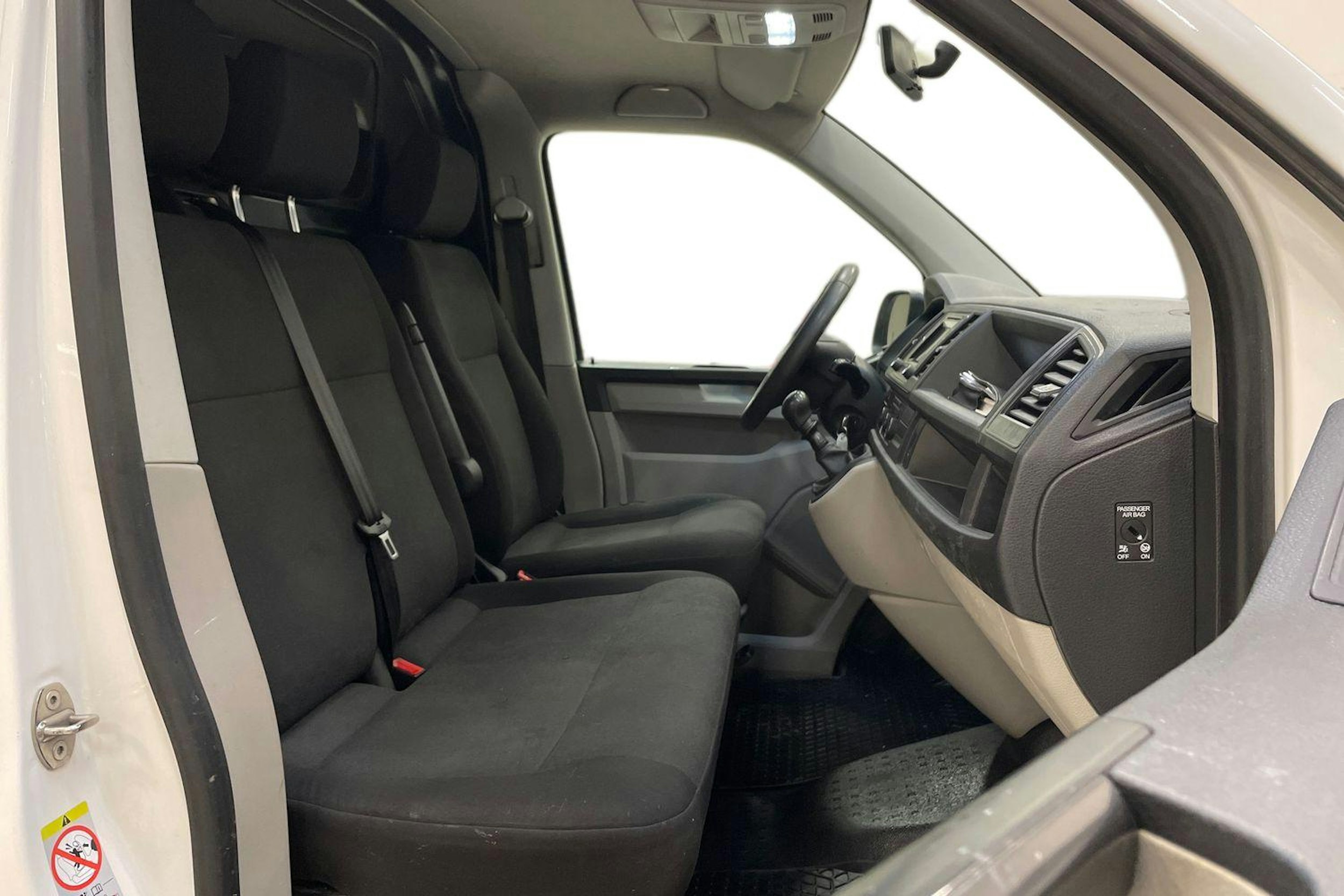 valkoinen Volkswagen Transporter 2017 kuva 8.