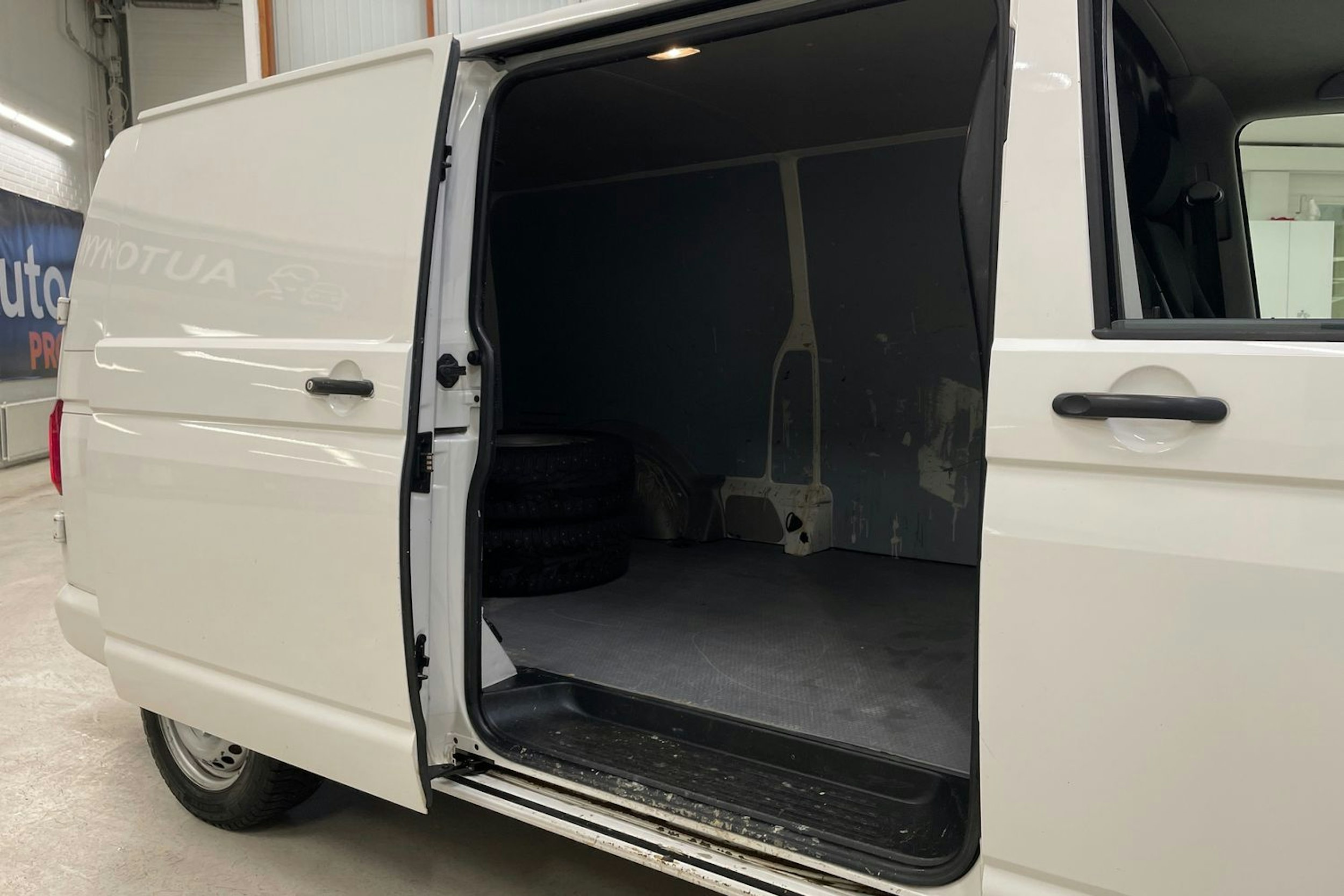 valkoinen Volkswagen Transporter 2017 kuva 12.