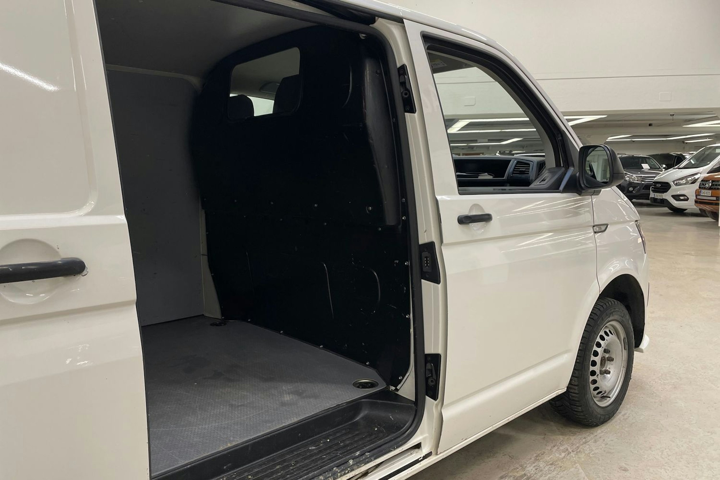 valkoinen Volkswagen Transporter 2017 kuva 13.