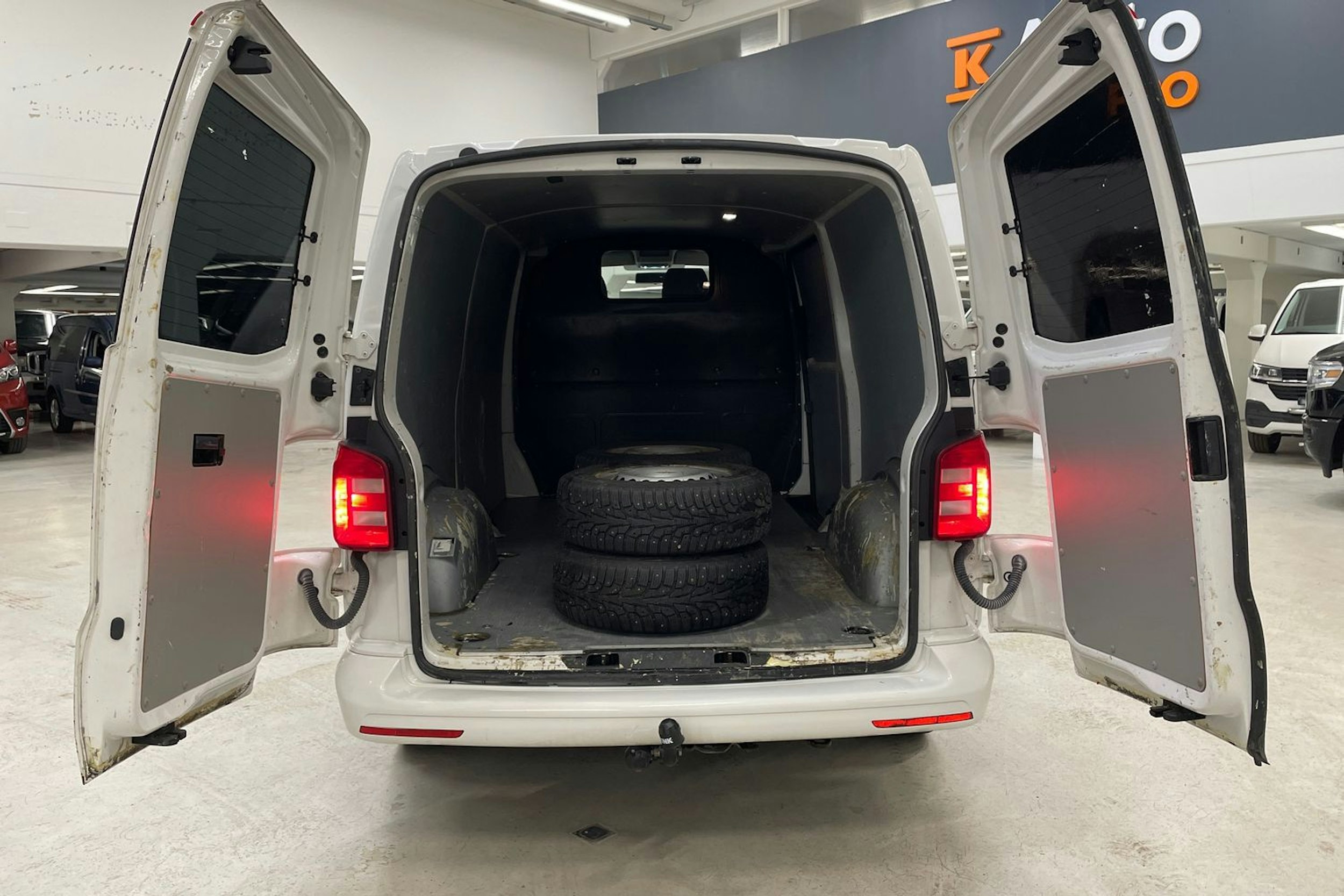 valkoinen Volkswagen Transporter 2017 kuva 14.