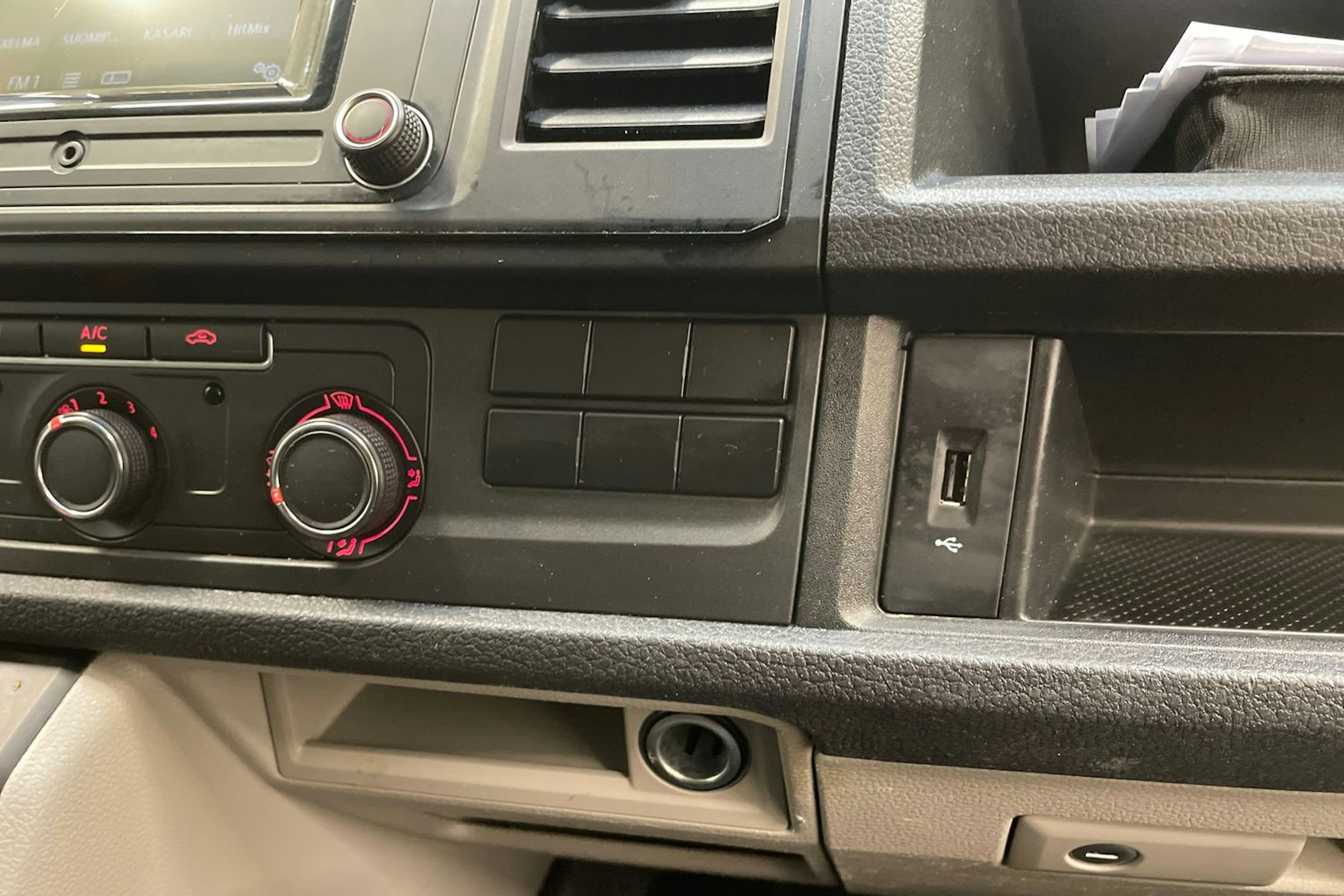 valkoinen Volkswagen Transporter 2017 kuva 22.