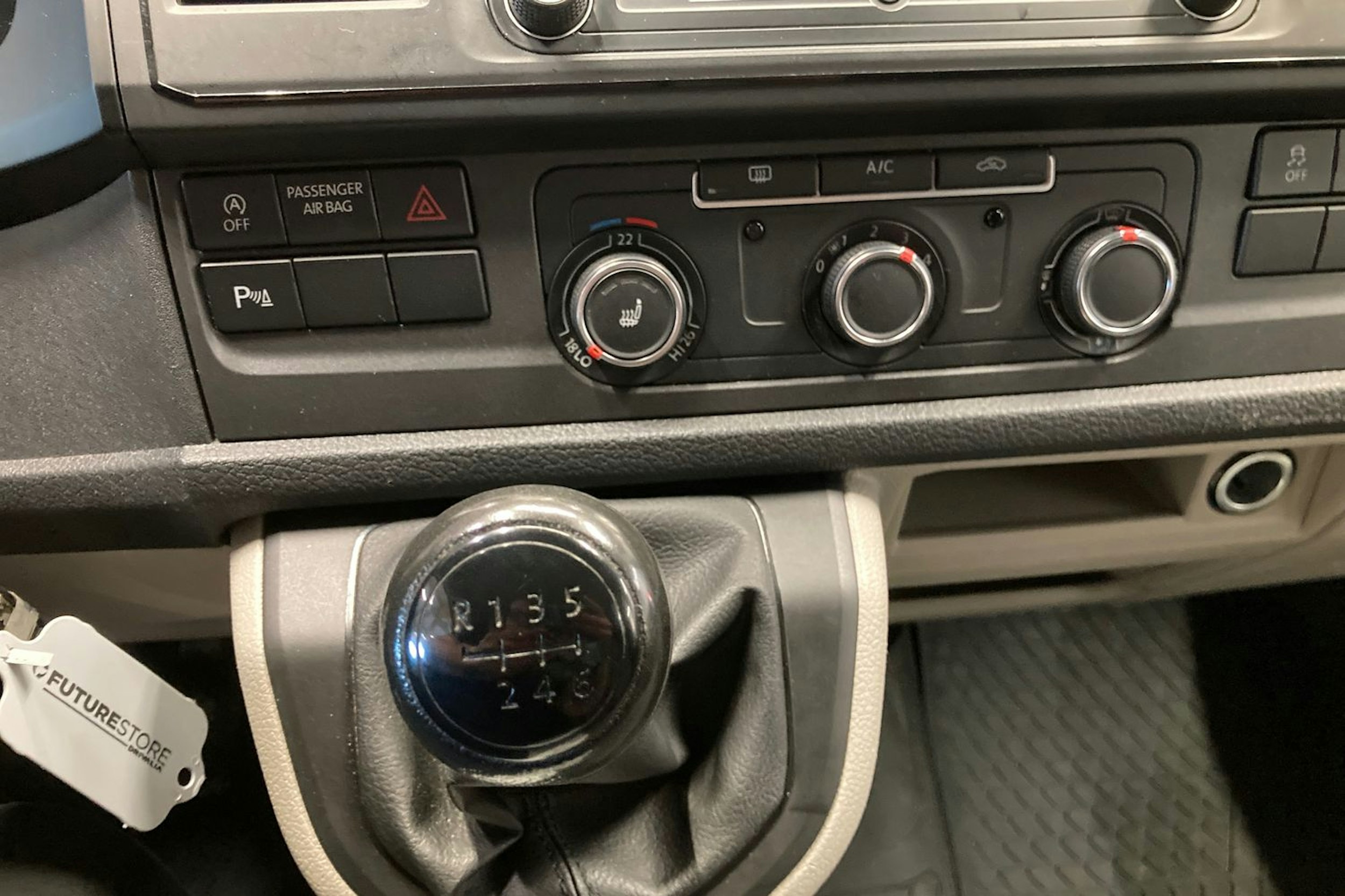 musta Volkswagen Transporter 2017 kuva 27.