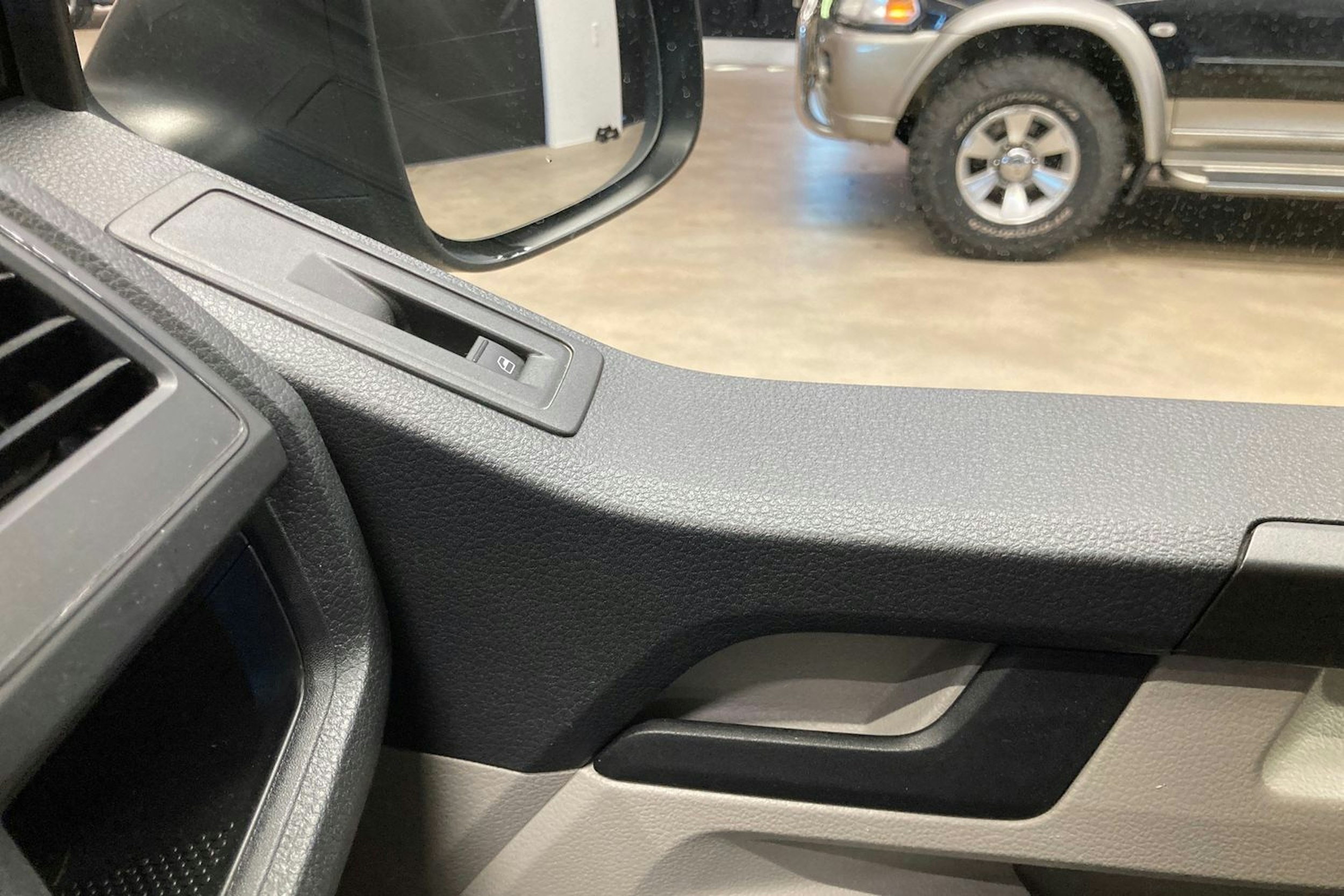 musta Volkswagen Transporter 2017 kuva 29.