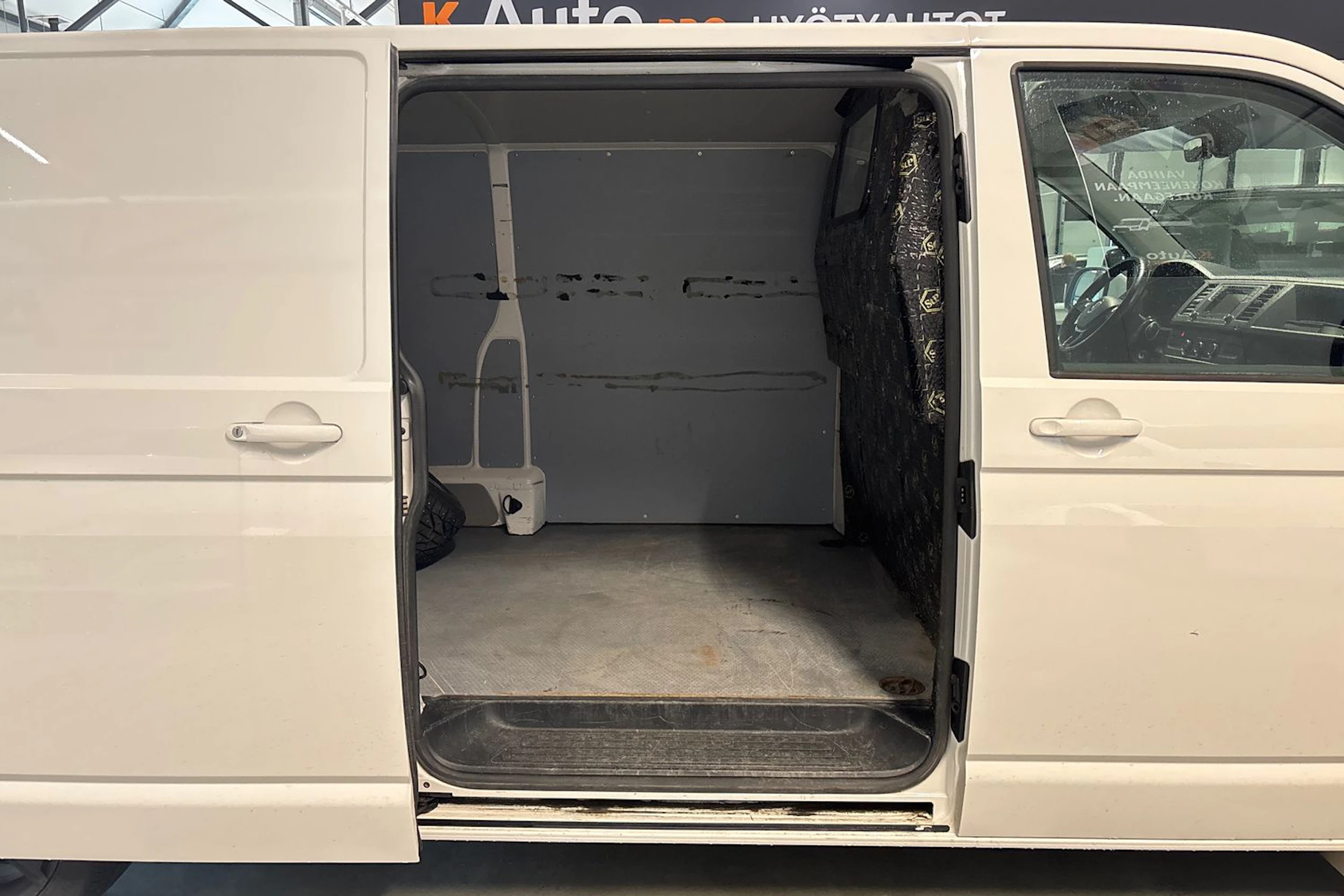 valkoinen Volkswagen Transporter 2017 kuva 4.