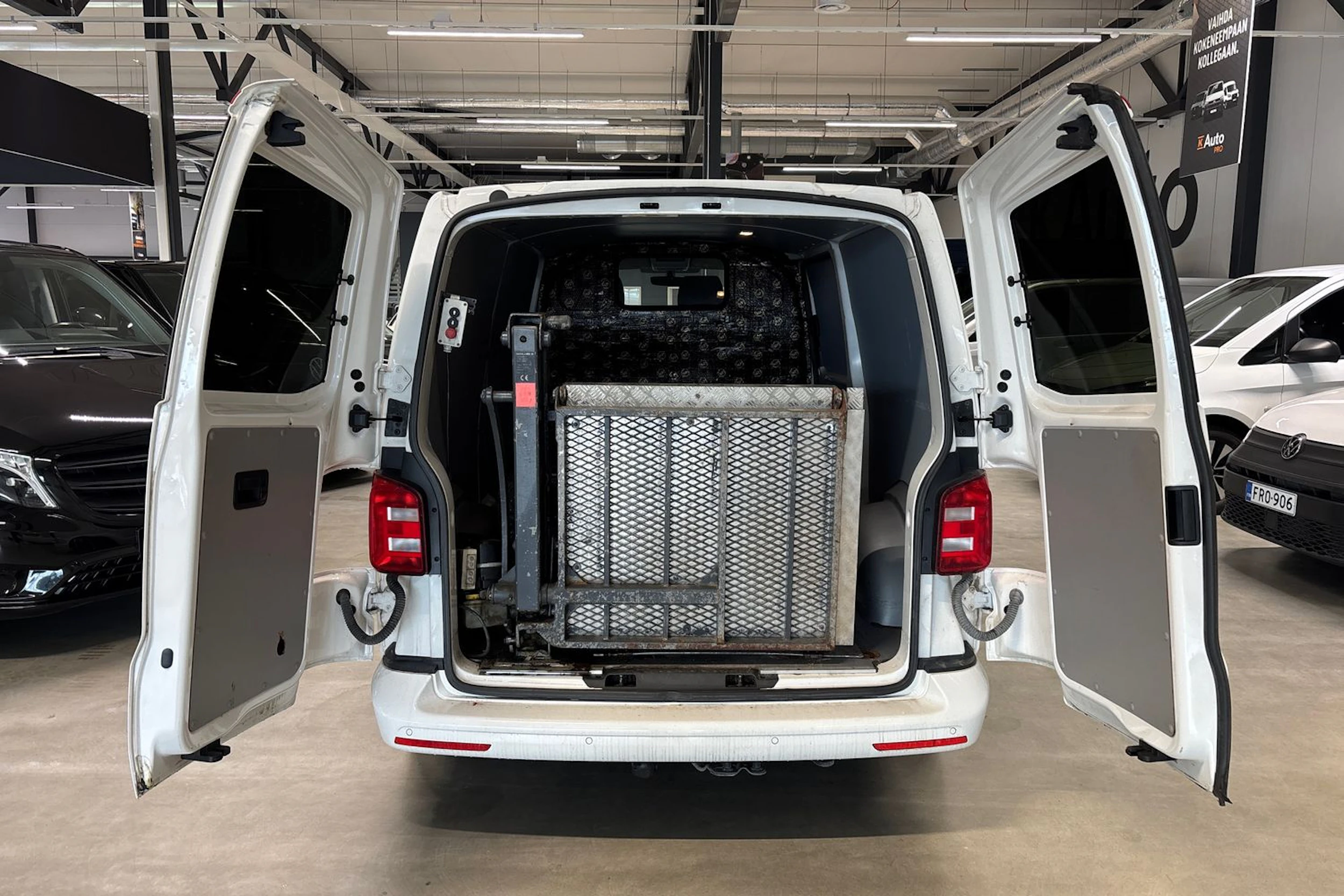 valkoinen Volkswagen Transporter 2017 kuva 5.