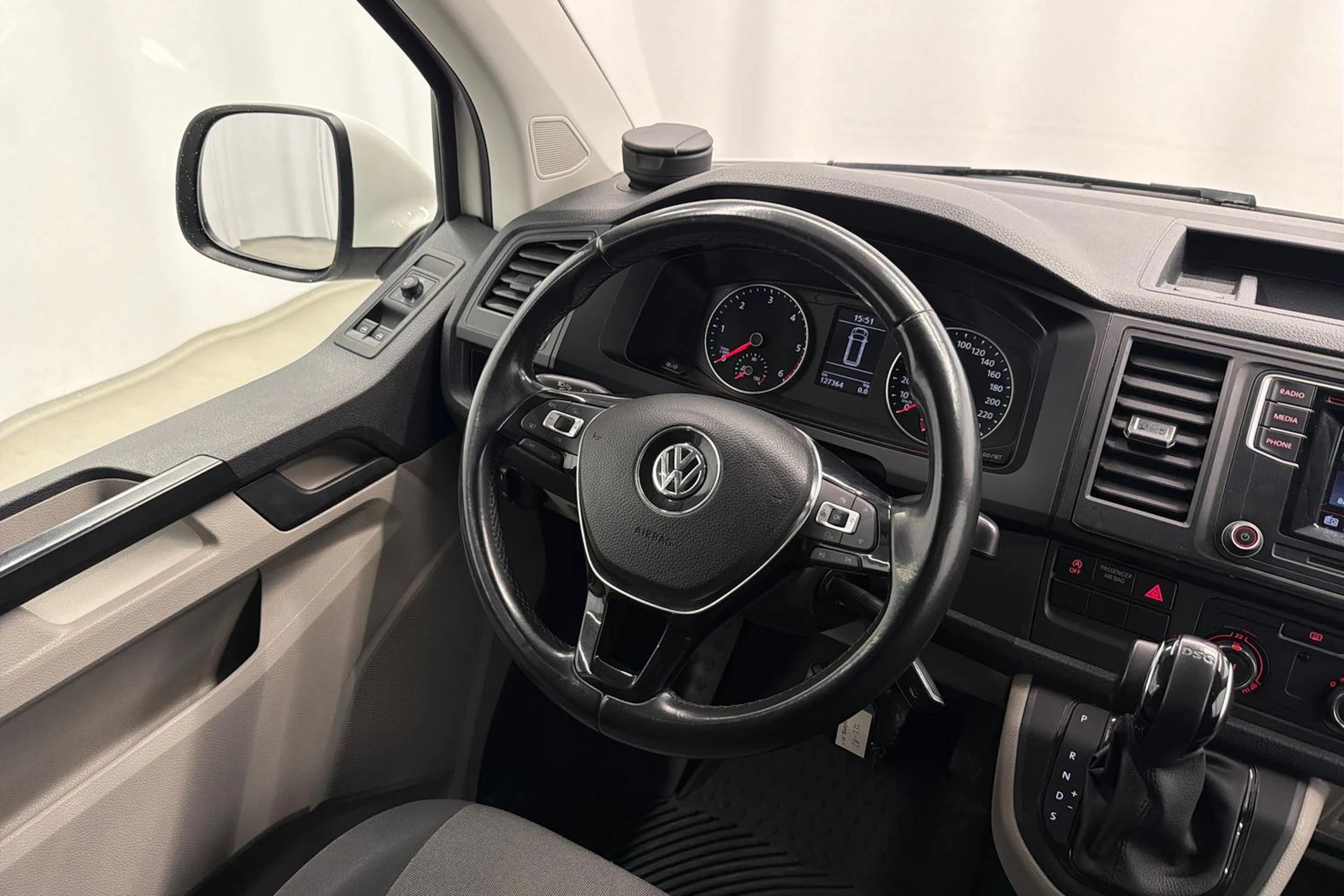 valkoinen Volkswagen Transporter 2017 kuva 10.