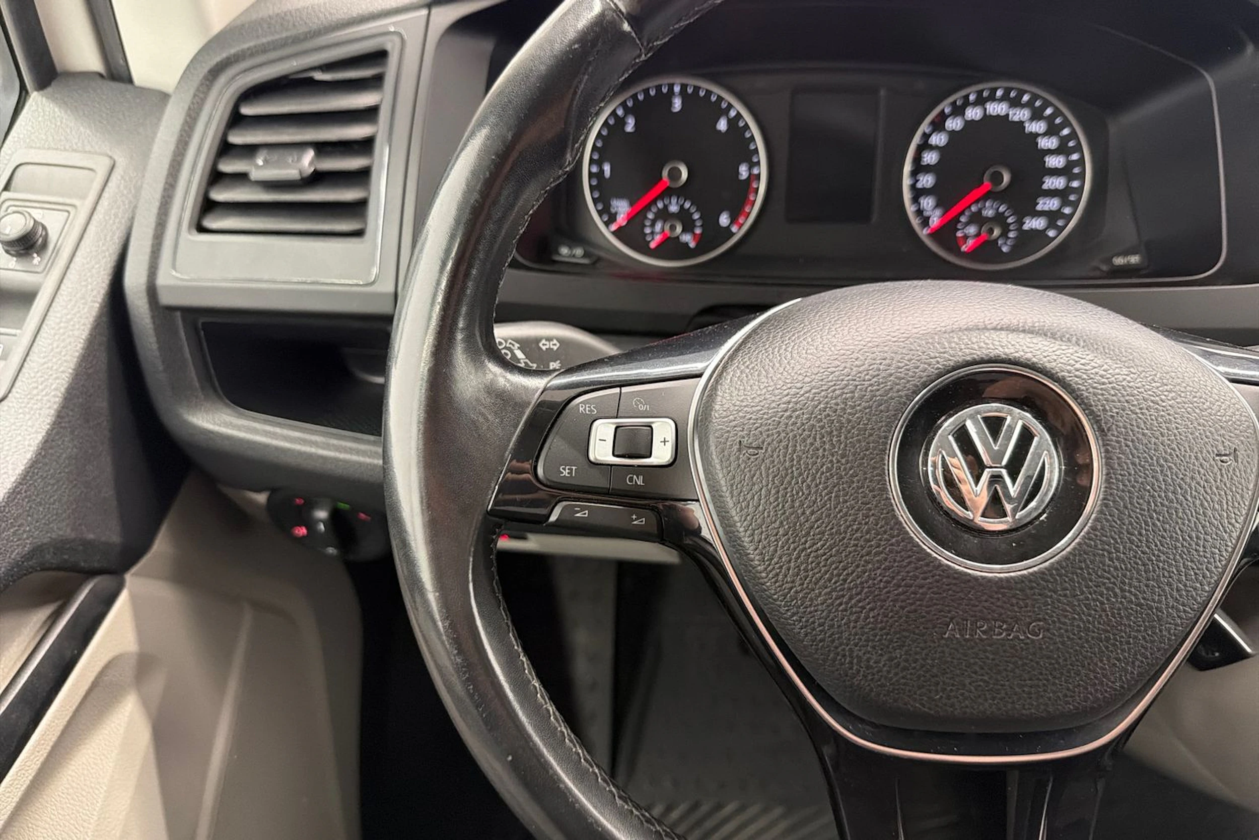 valkoinen Volkswagen Transporter 2017 kuva 11.