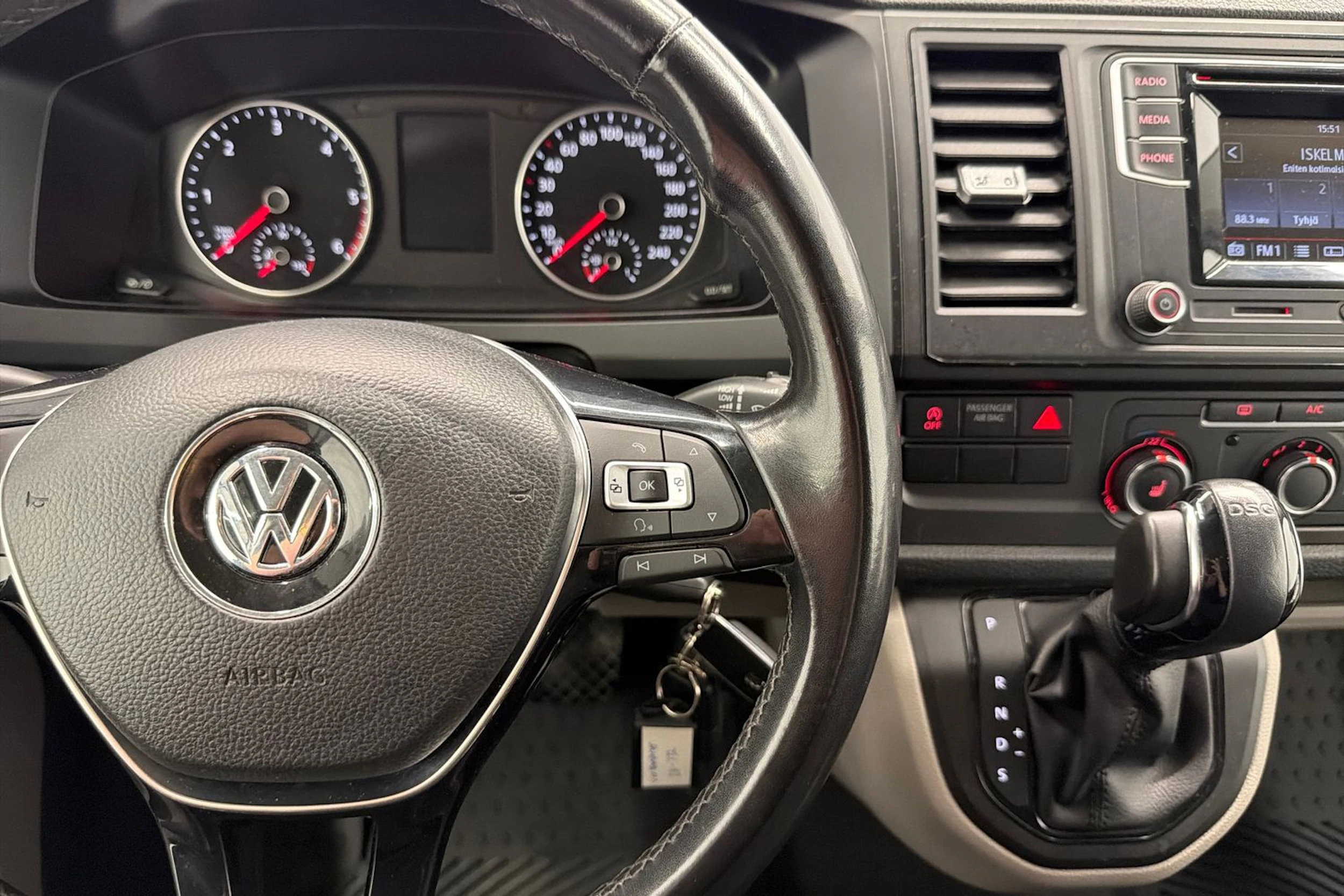 valkoinen Volkswagen Transporter 2017 kuva 12.