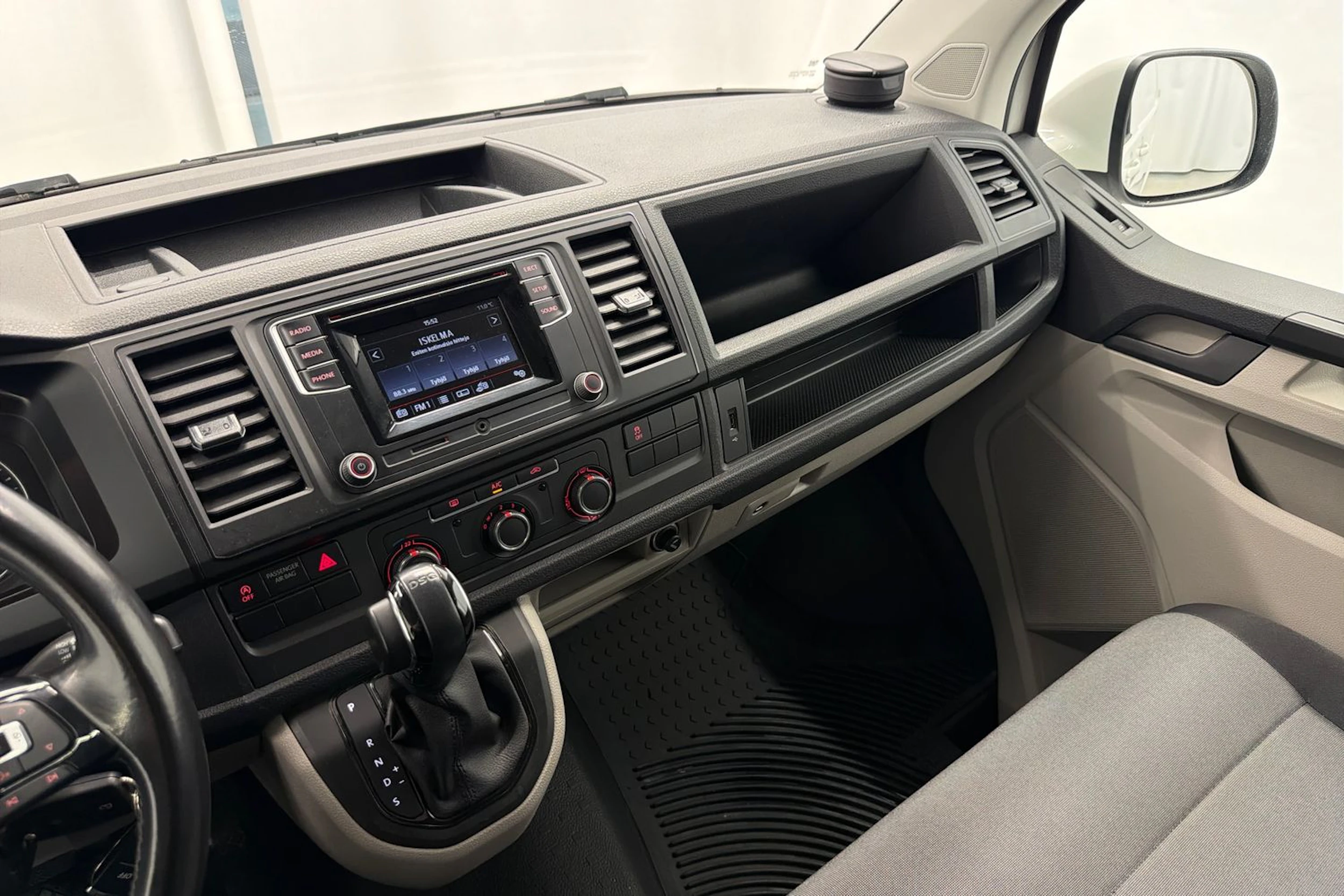 valkoinen Volkswagen Transporter 2017 kuva 15.