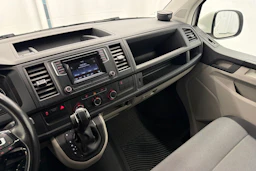 valkoinen Volkswagen Transporter 2017 kuva 15.