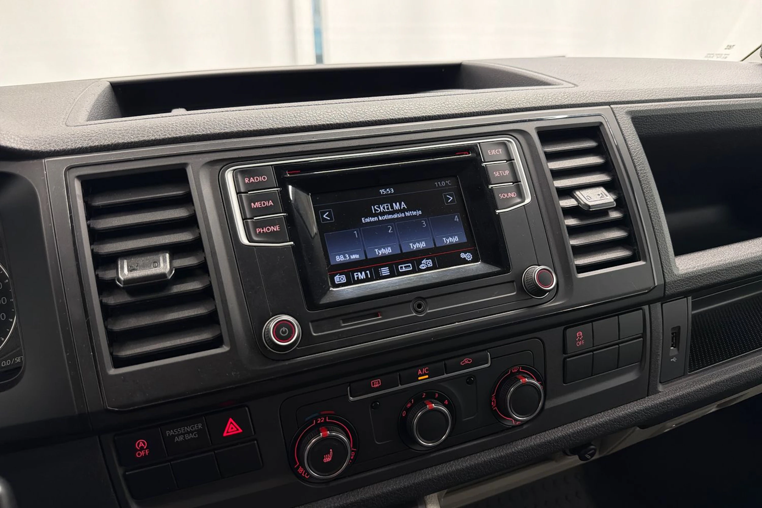 valkoinen Volkswagen Transporter 2017 kuva 16.