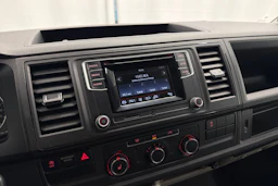 valkoinen Volkswagen Transporter 2017 kuva 16.