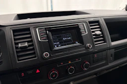 valkoinen Volkswagen Transporter 2017 kuva 17.