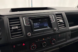 valkoinen Volkswagen Transporter 2017 kuva 18.