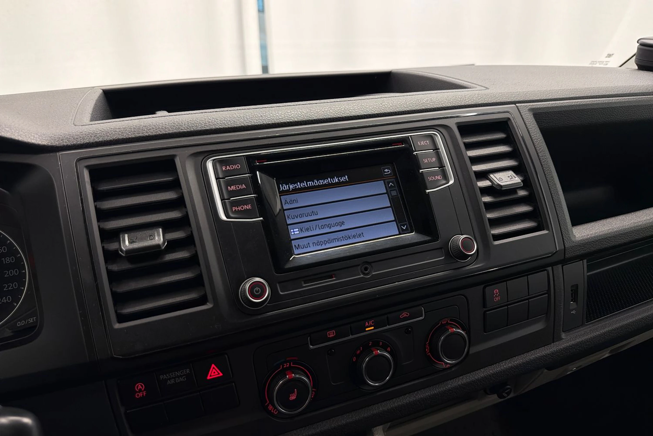 valkoinen Volkswagen Transporter 2017 kuva 19.