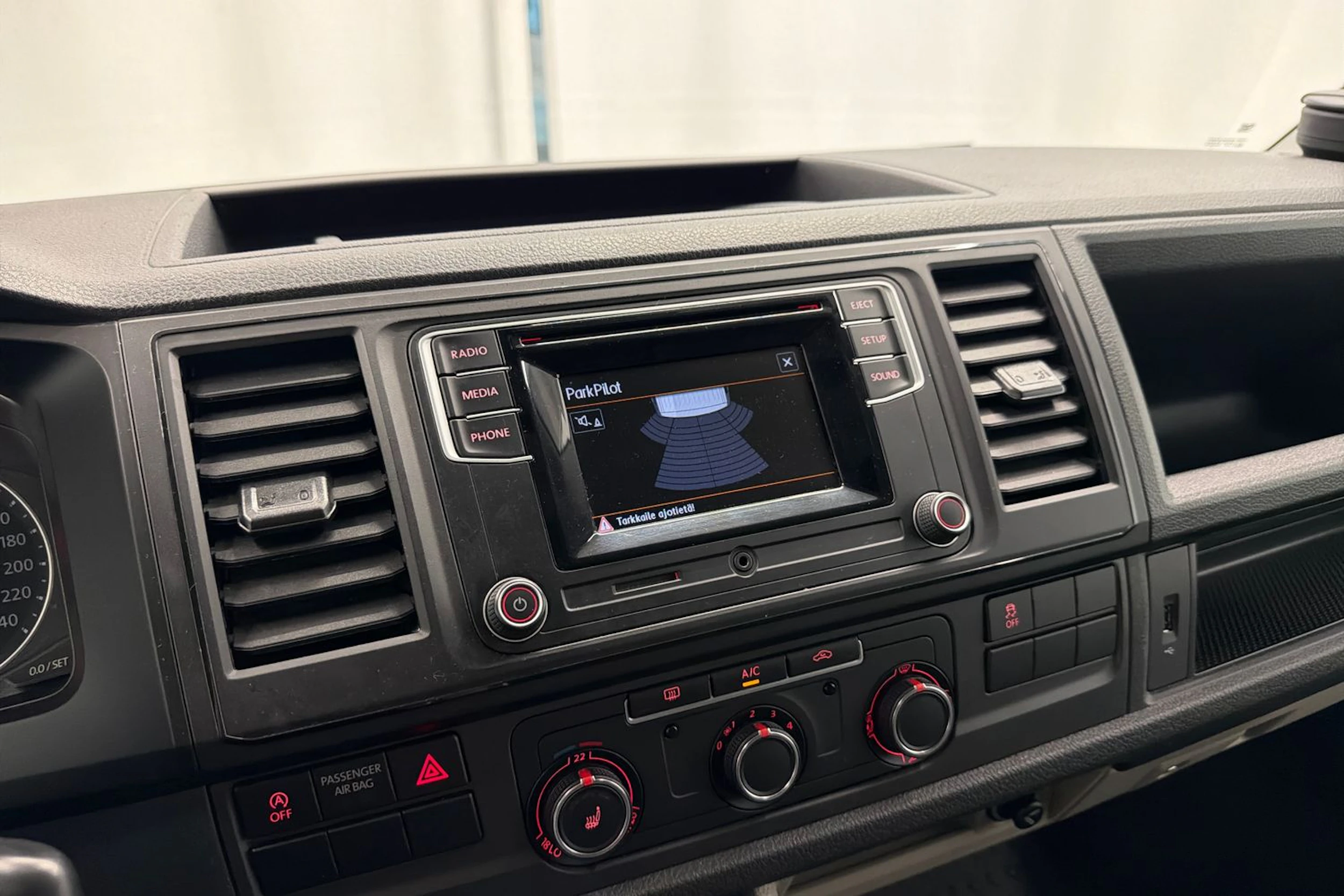 valkoinen Volkswagen Transporter 2017 kuva 20.