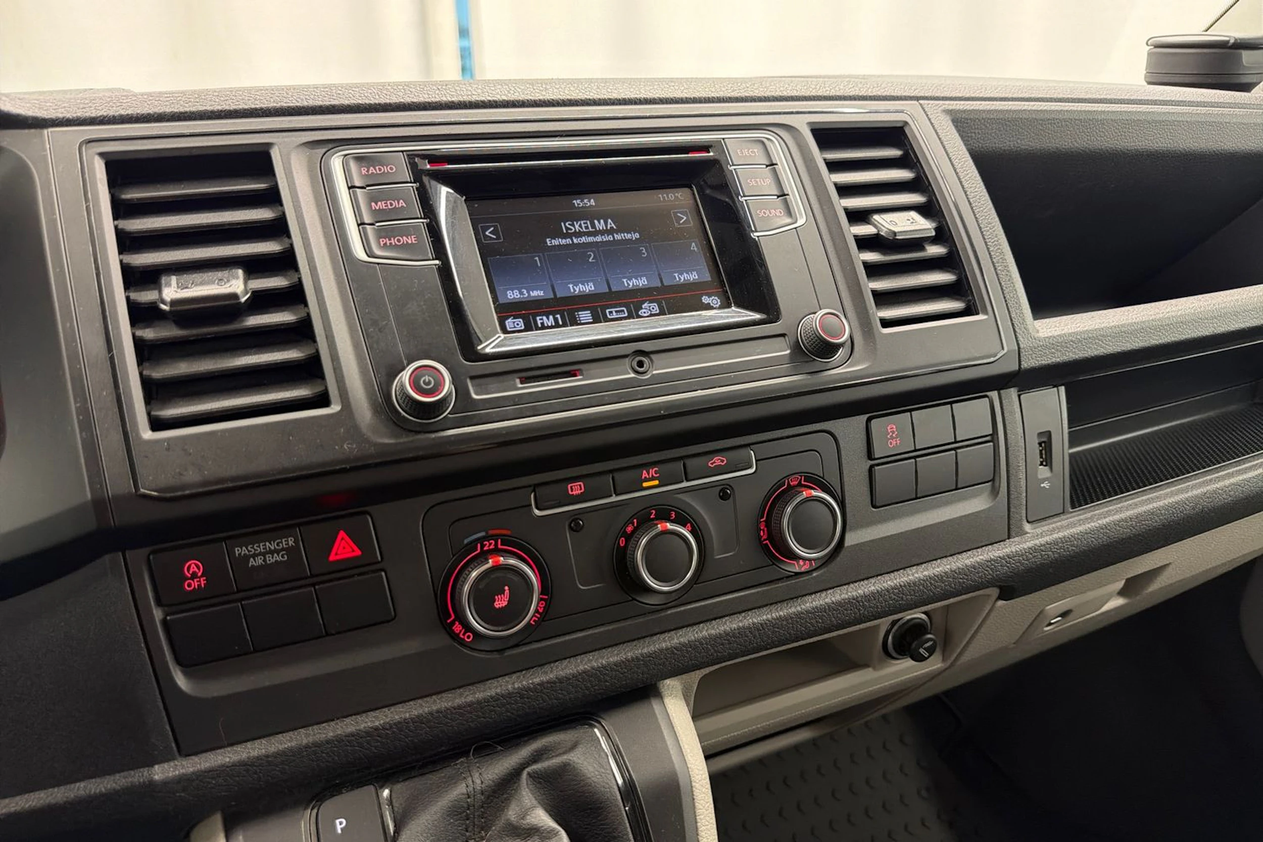 valkoinen Volkswagen Transporter 2017 kuva 21.