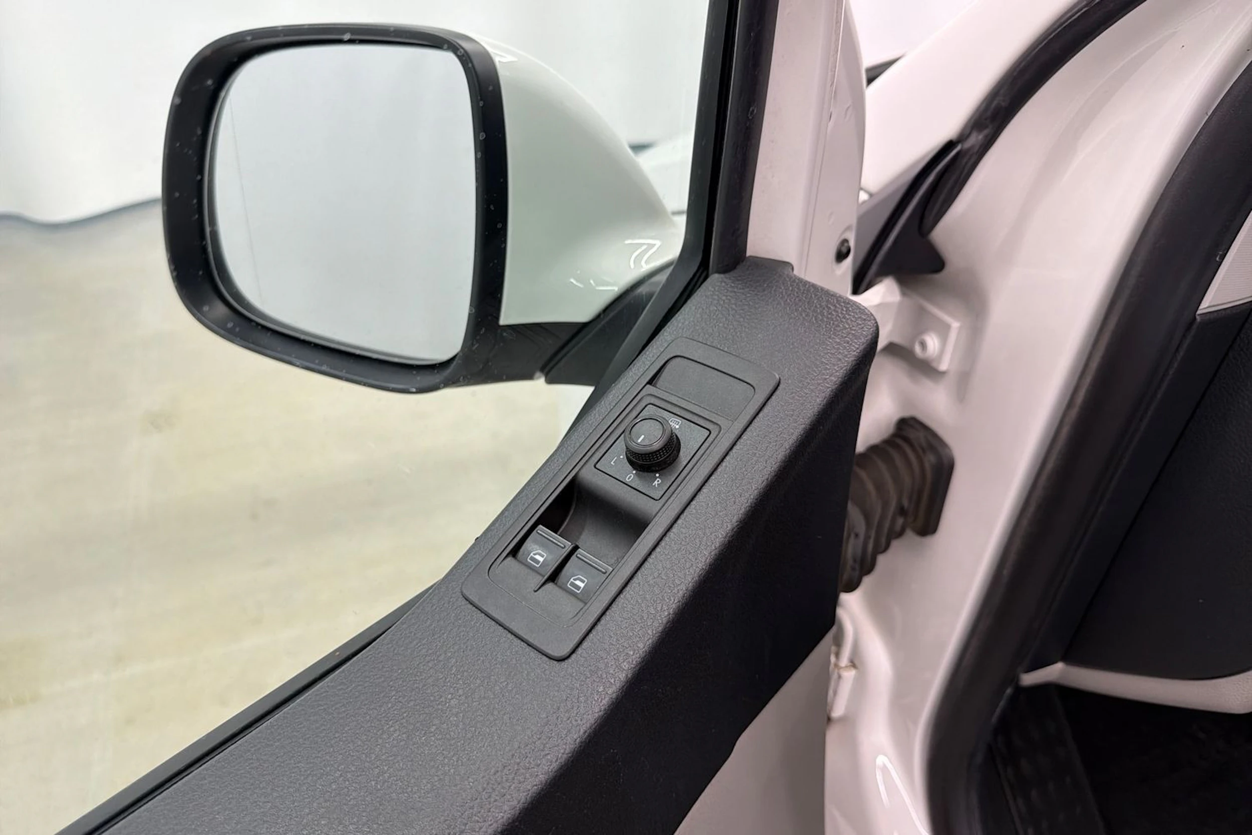 valkoinen Volkswagen Transporter 2017 kuva 24.