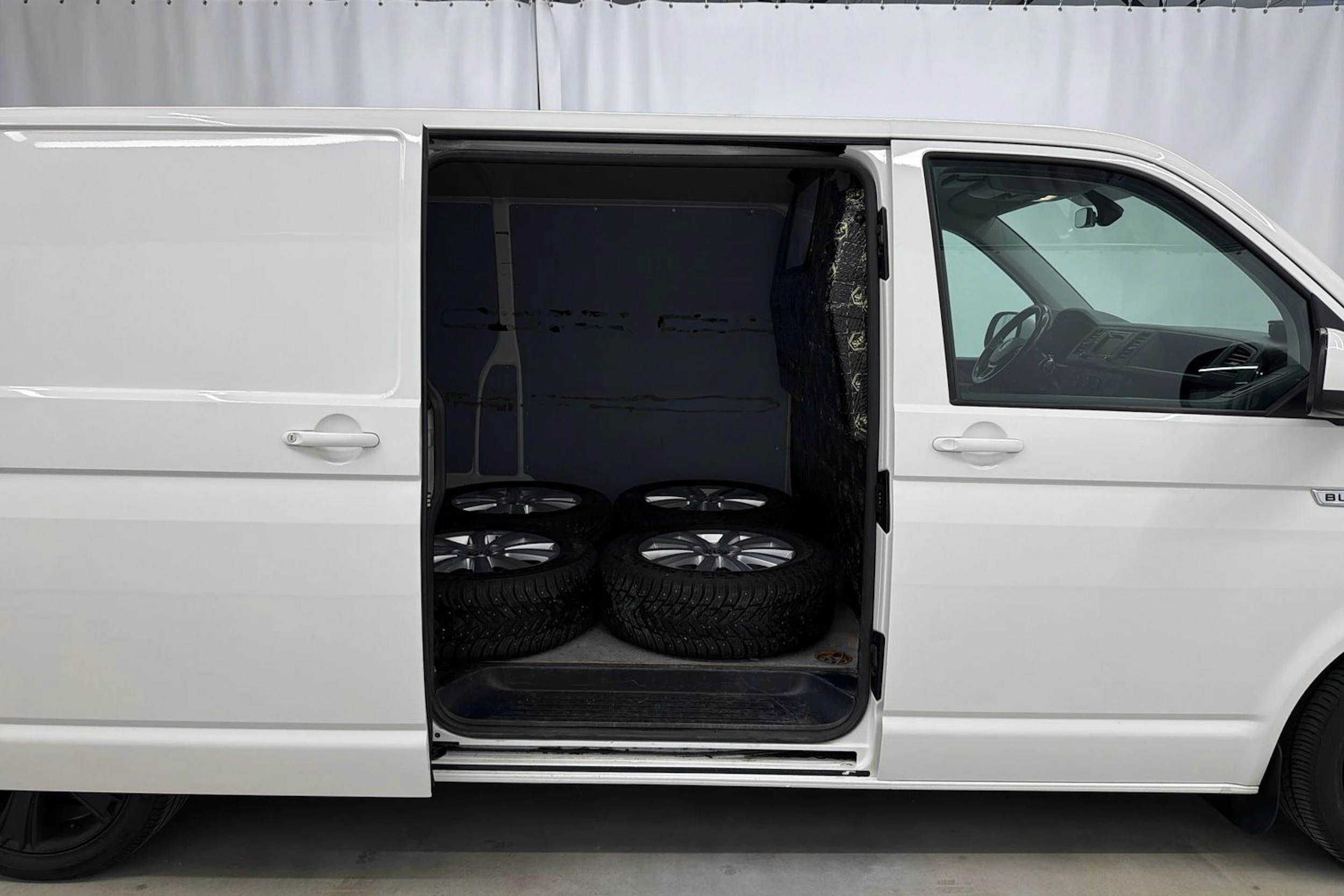 valkoinen Volkswagen Transporter 2017 kuva 25.