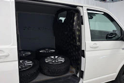valkoinen Volkswagen Transporter 2017 kuva 26.