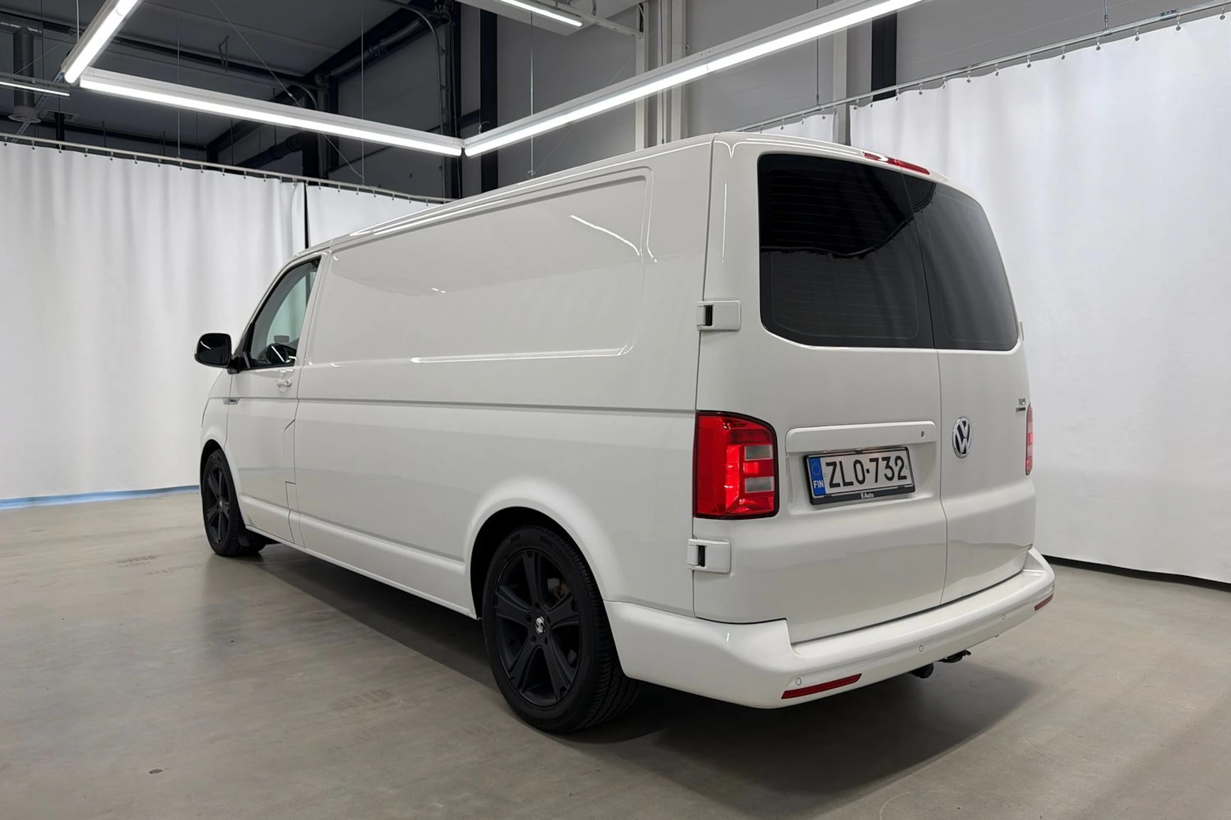 valkoinen Volkswagen Transporter 2017 kuva 28.