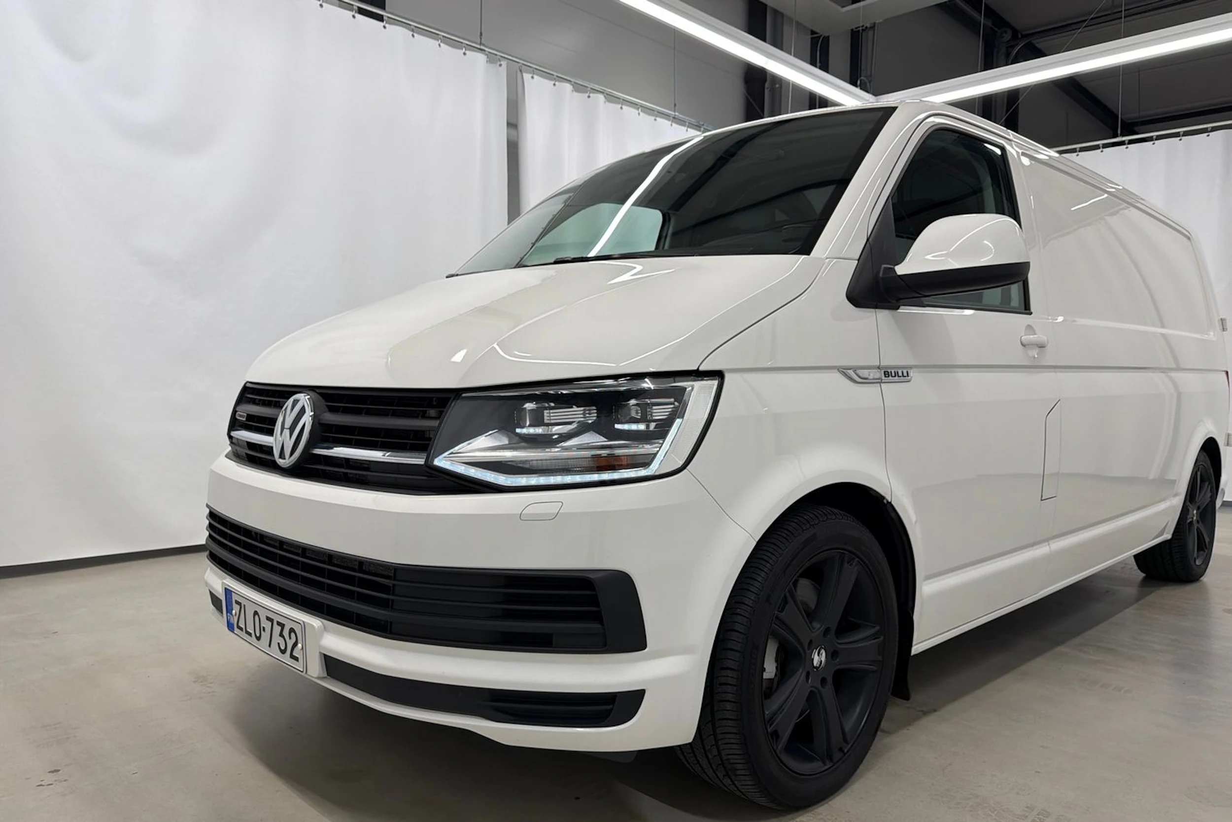valkoinen Volkswagen Transporter 2017 kuva 30.