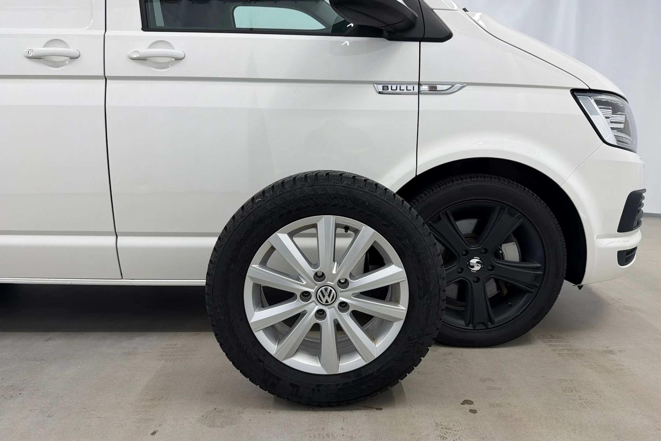 valkoinen Volkswagen Transporter 2017 kuva 32.