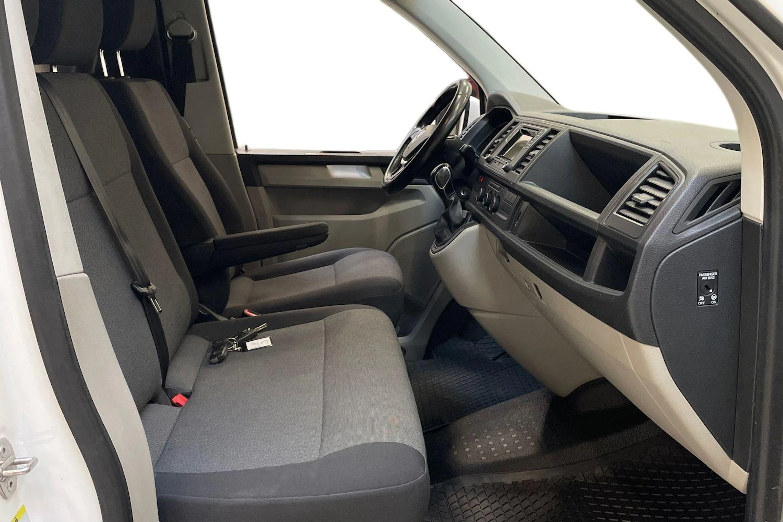 valkoinen Volkswagen Transporter 2017 kuva 8.