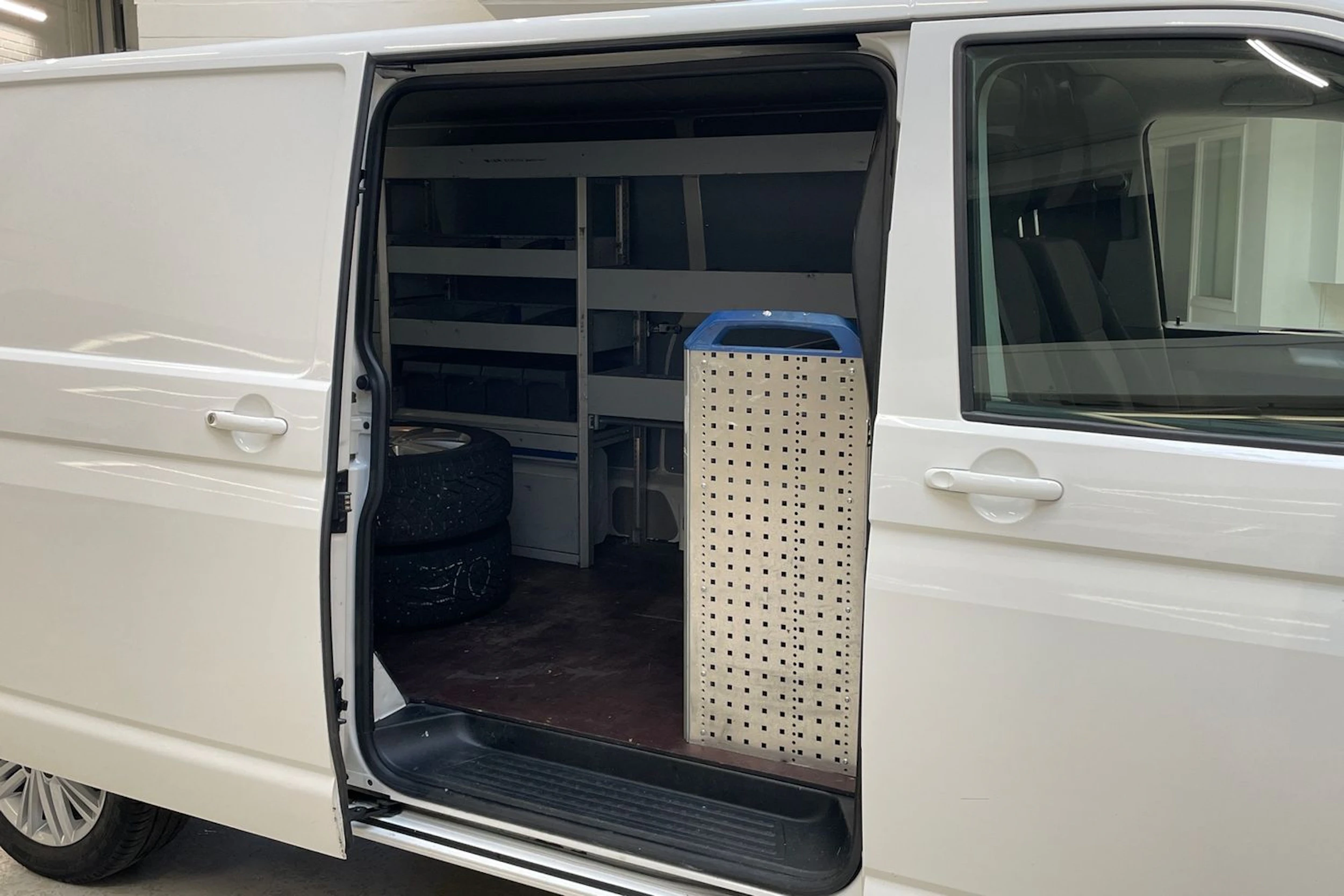 valkoinen Volkswagen Transporter 2017 kuva 10.