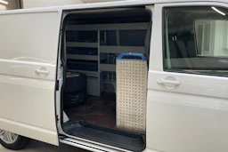 valkoinen Volkswagen Transporter 2017 kuva 10.