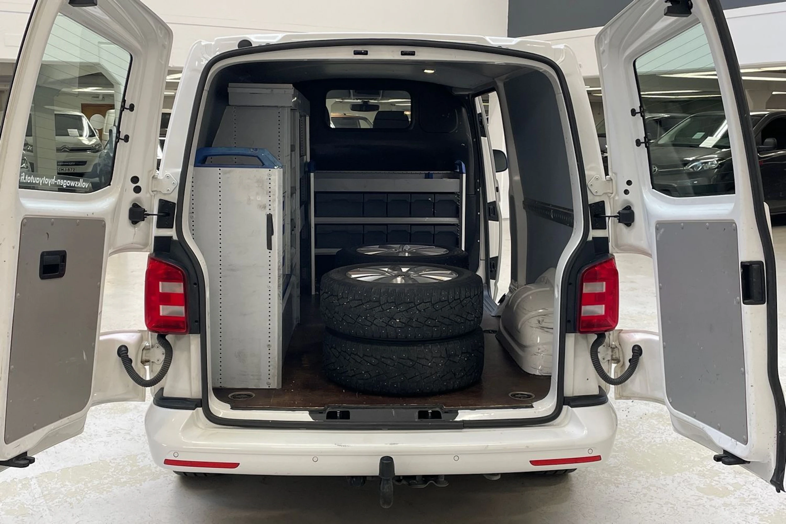 valkoinen Volkswagen Transporter 2017 kuva 11.