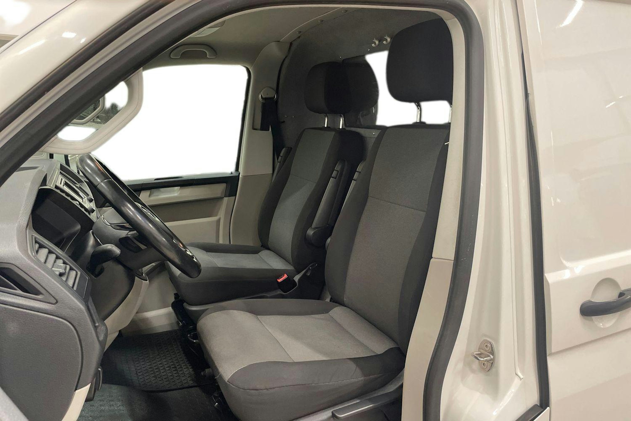 valkoinen Volkswagen Transporter 2017 kuva 8.