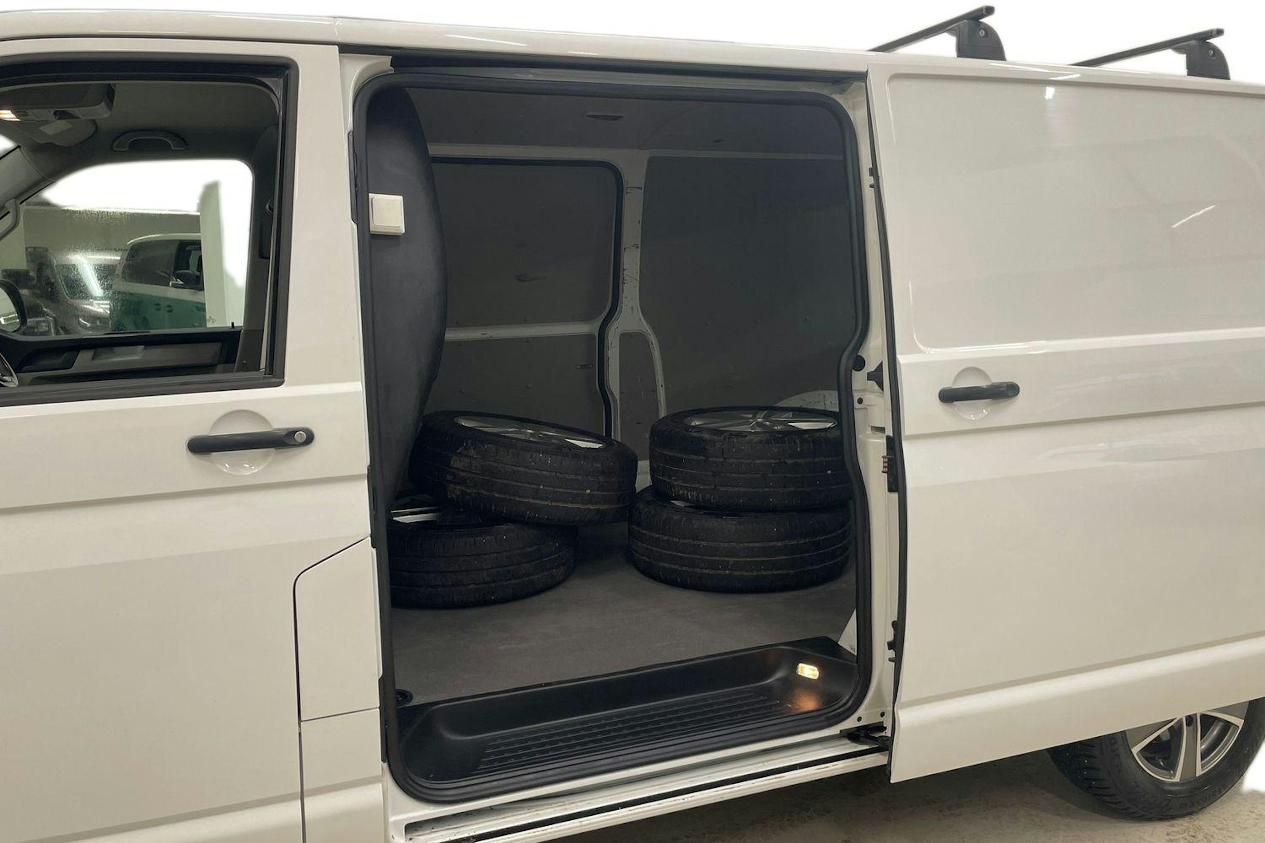 valkoinen Volkswagen Transporter 2017 kuva 11.