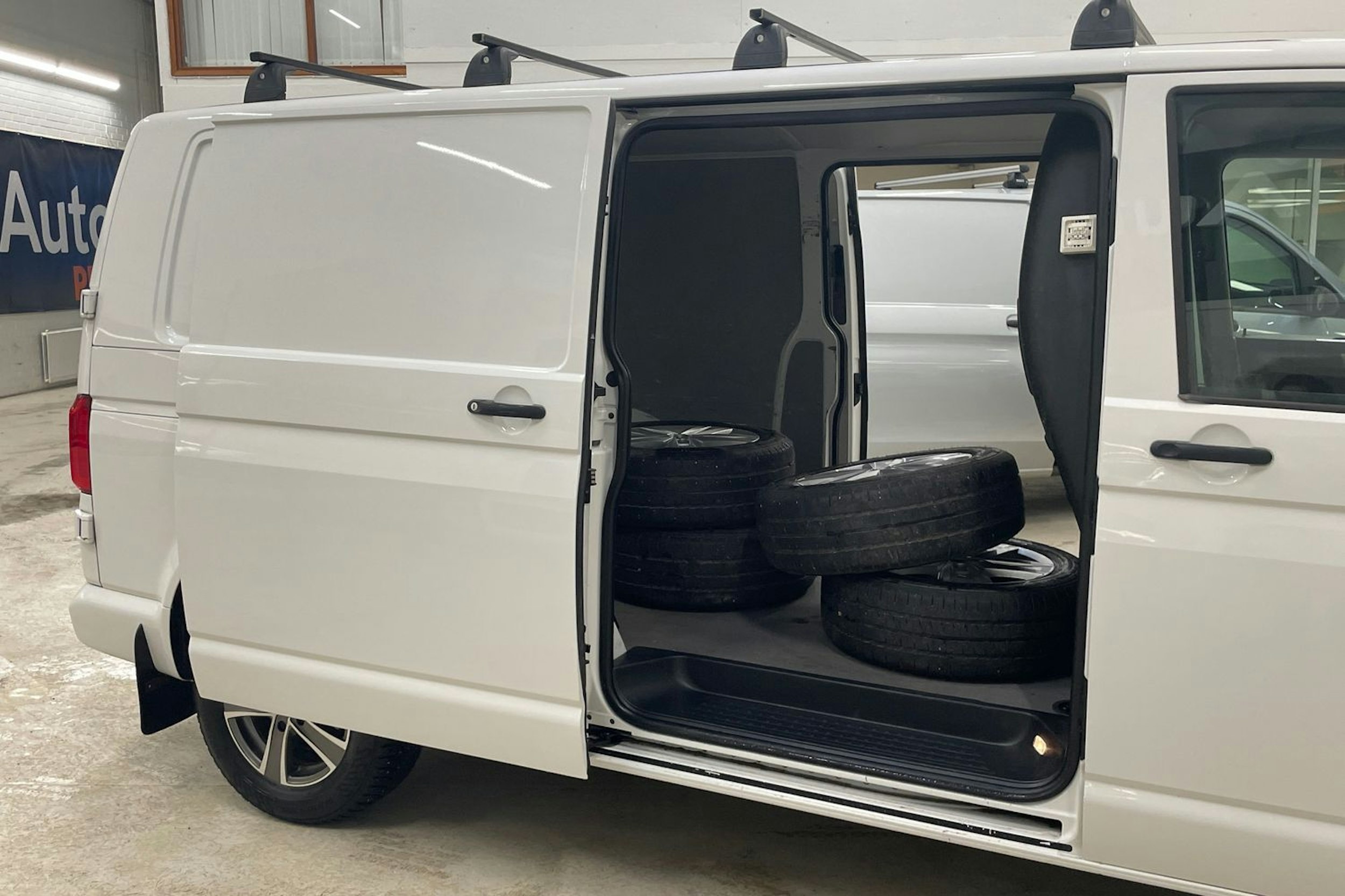 valkoinen Volkswagen Transporter 2017 kuva 13.