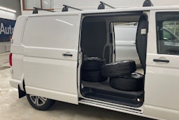 valkoinen Volkswagen Transporter 2017 kuva 13.