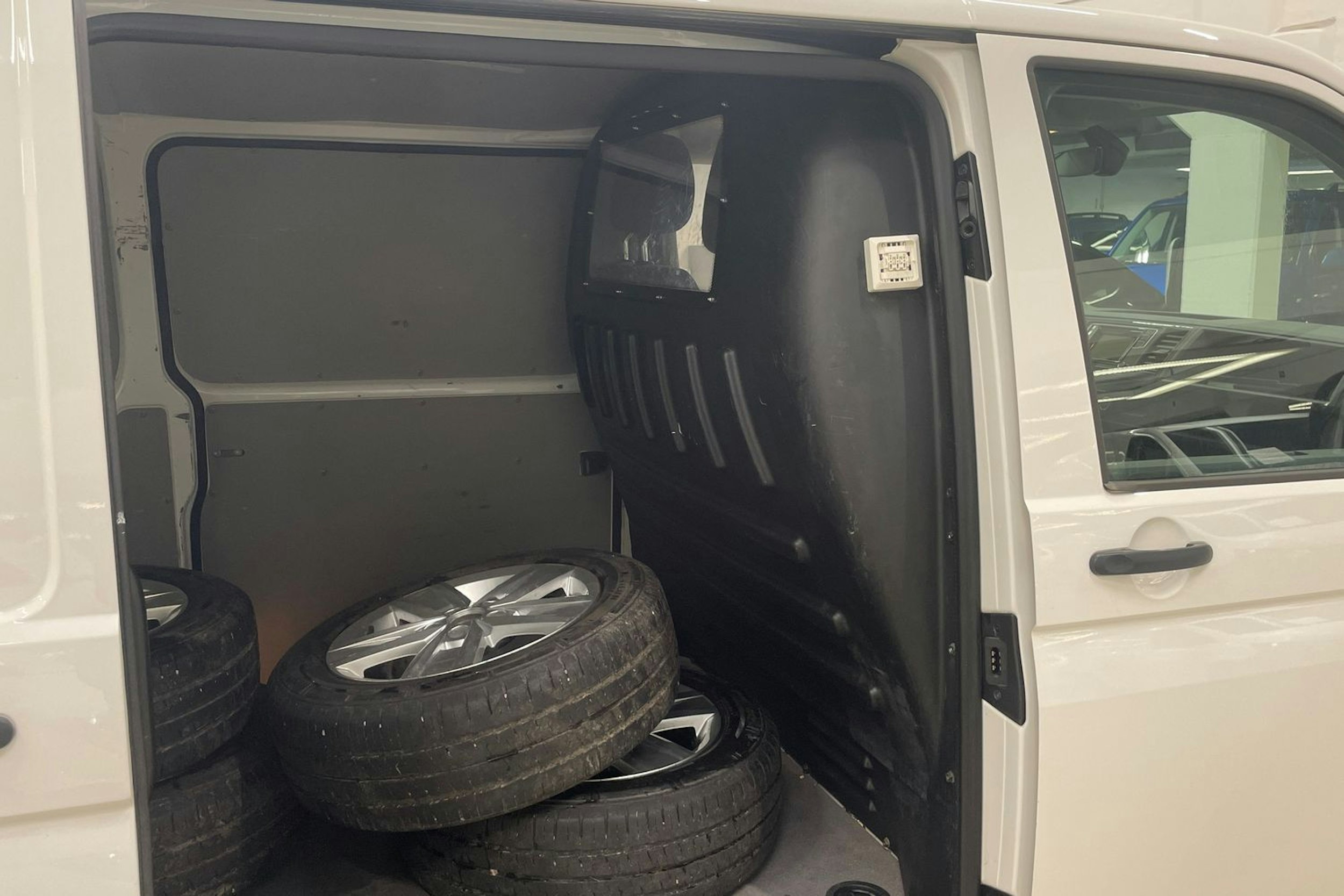 valkoinen Volkswagen Transporter 2017 kuva 15.